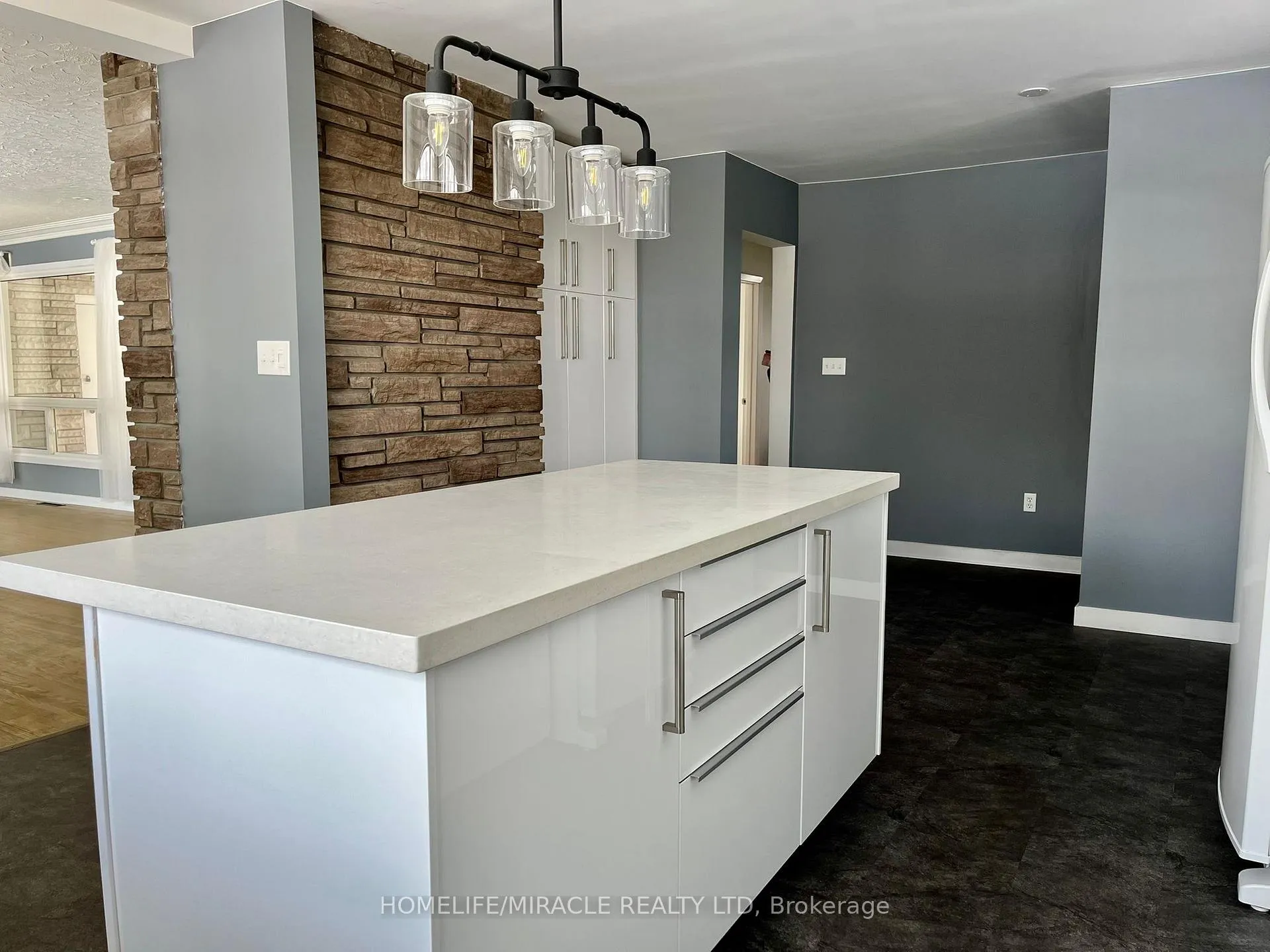 Photo 2 of 312 Grantham Avenue, St. Catharines, Carlton/Bunting — HOMEH