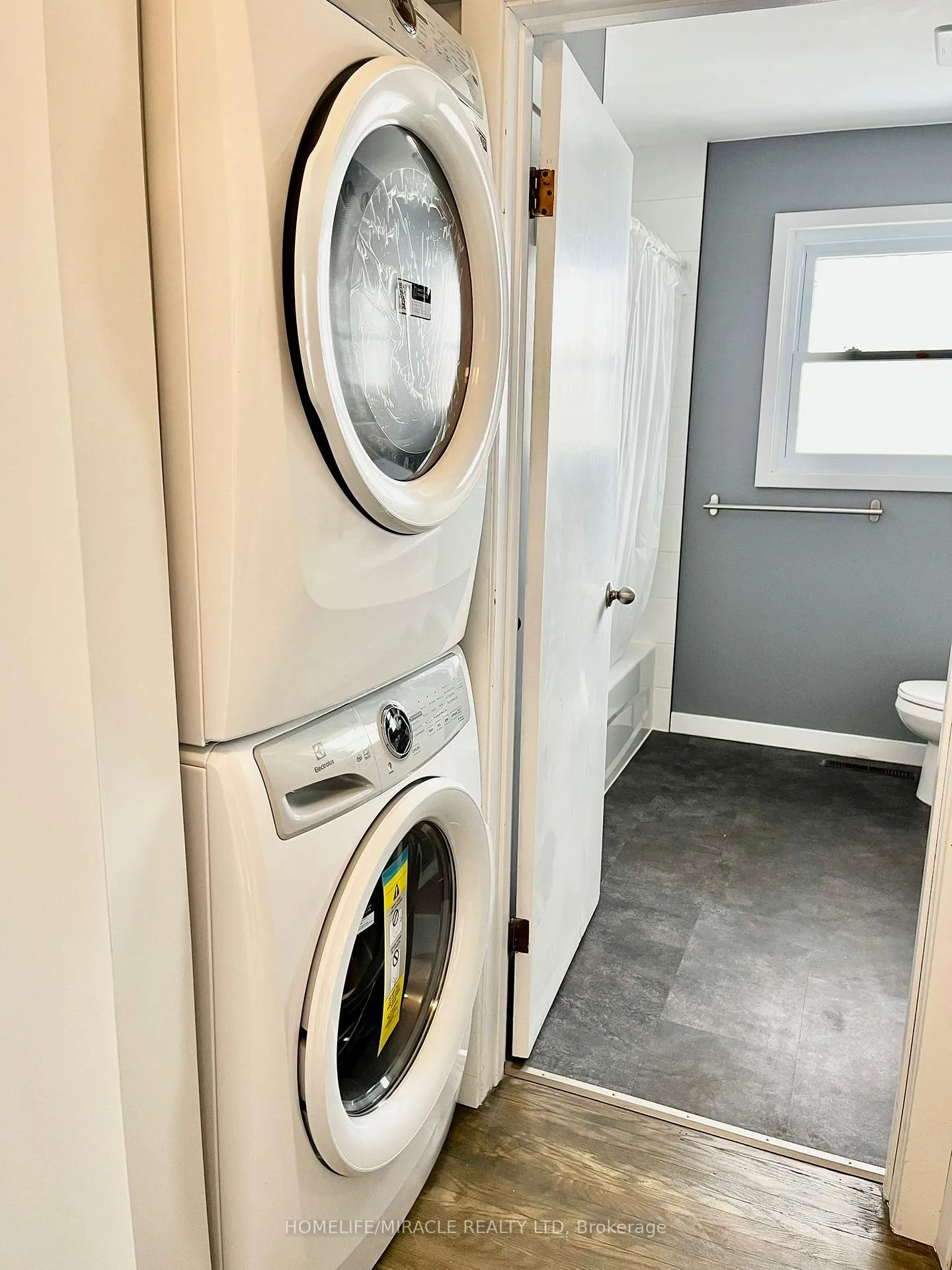 Photo 7 of 312 Grantham Avenue, St. Catharines, Carlton/Bunting — HOMEH