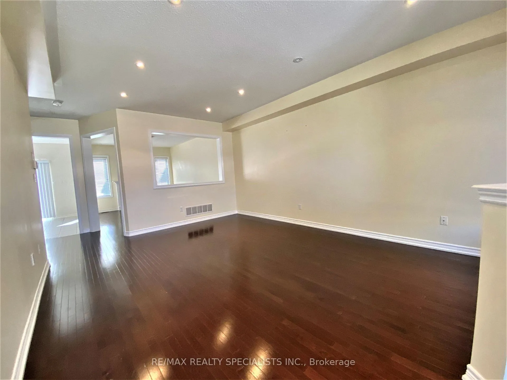 Photo 2 of Unit Upper Level, 4 Freedom Oaks Trail, Brampton, Bram East — HOMEH