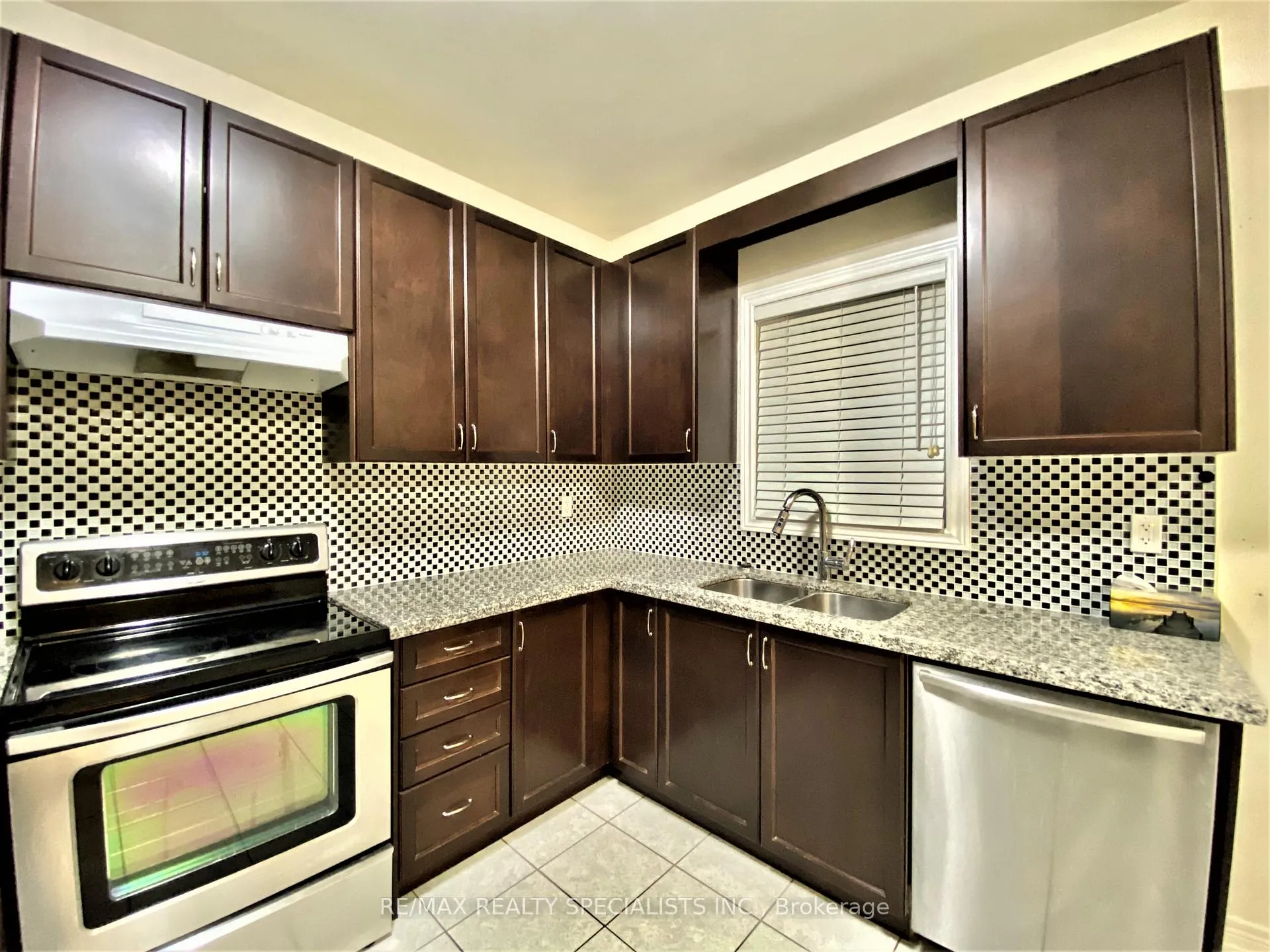 Photo 9 of Unit Upper Level, 4 Freedom Oaks Trail, Brampton, Bram East — HOMEH