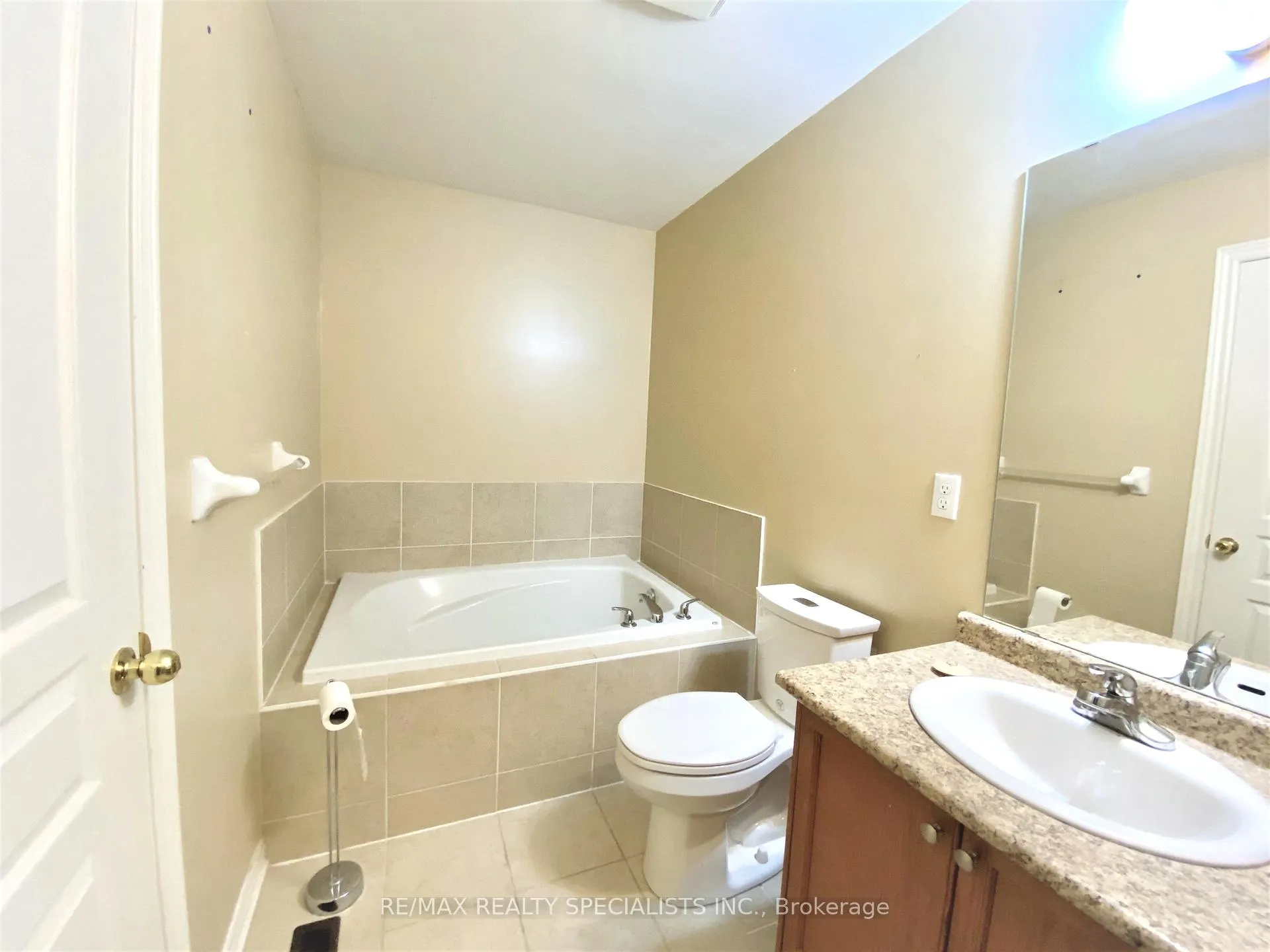 Photo 15 of Unit Upper Level, 4 Freedom Oaks Trail, Brampton, Bram East — HOMEH