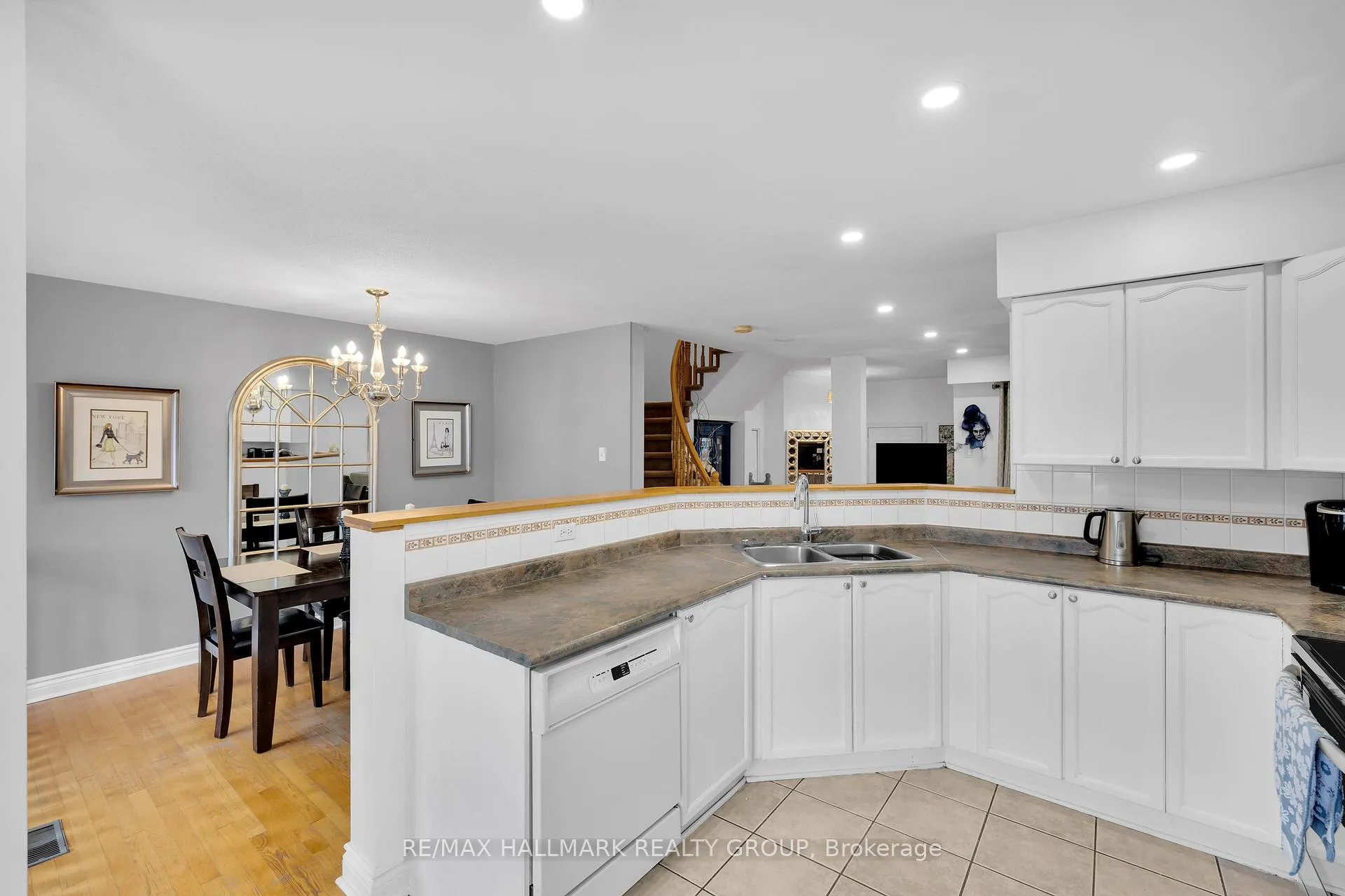 Photo 21 of 142 Inverkip Avenue, Ottawa, Hunt Club Park/Greenboro — HOMEH