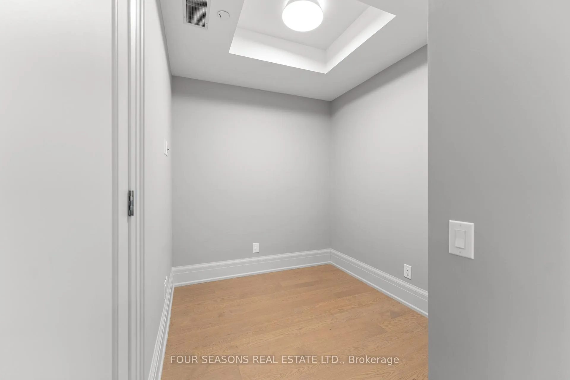 Photo 4 of Unit 507, 181 Davenport Road, Toronto, The Annex — HOMEH