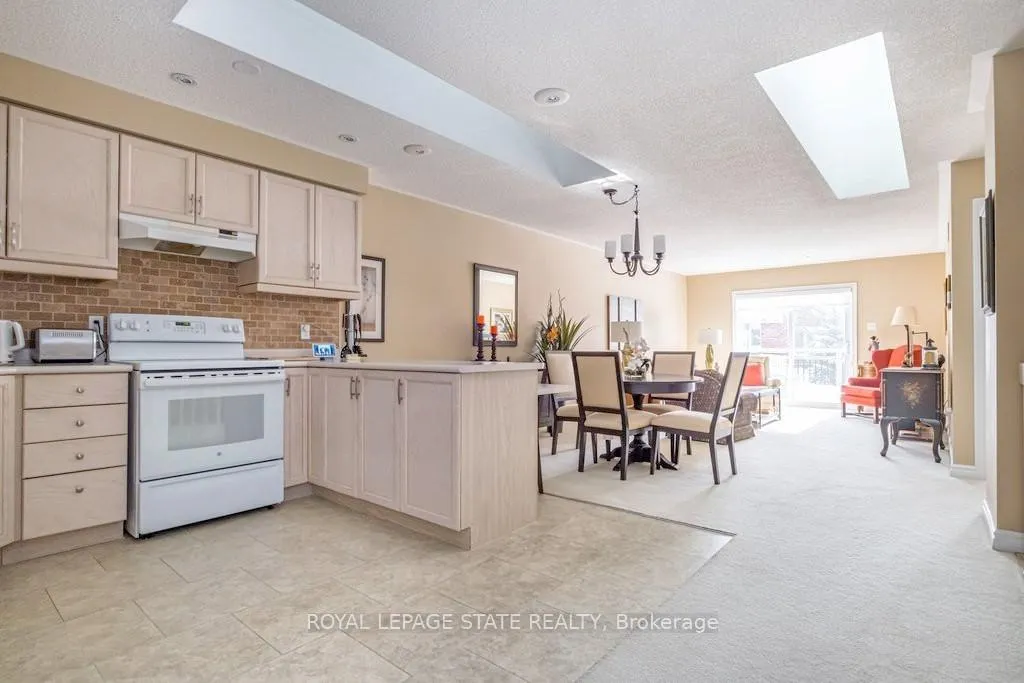 Photo 9 of Unit 28, 20 Meadowlands Boulevard, Hamilton, Meadowlands — HOMEH