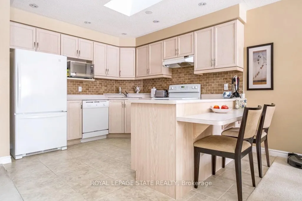 Photo 10 of Unit 28, 20 Meadowlands Boulevard, Hamilton, Meadowlands — HOMEH