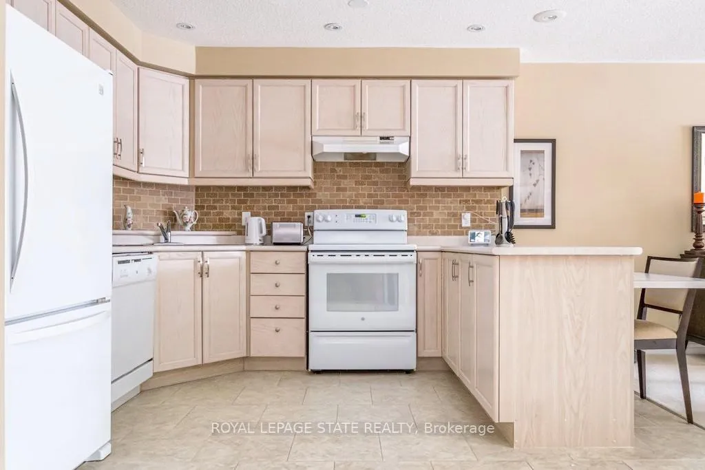 Photo 11 of Unit 28, 20 Meadowlands Boulevard, Hamilton, Meadowlands — HOMEH