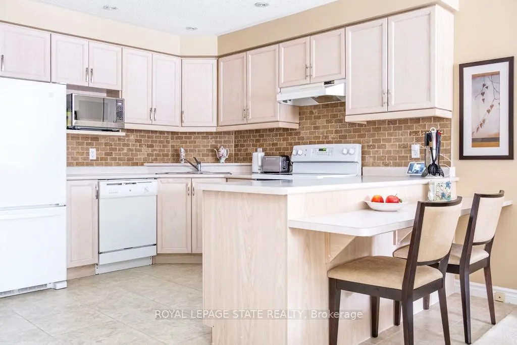 Photo 12 of Unit 28, 20 Meadowlands Boulevard, Hamilton, Meadowlands — HOMEH