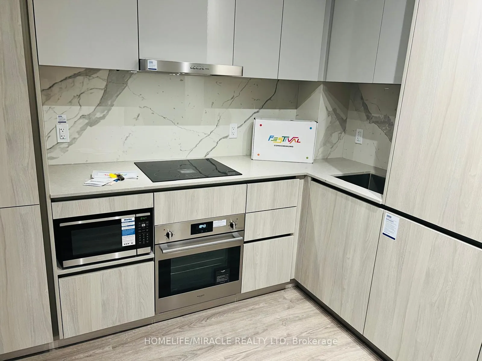 Photo 4 of Unit 5215, 8 Interchange Way, Vaughan, Vaughan Corporate Centre — HOMEH