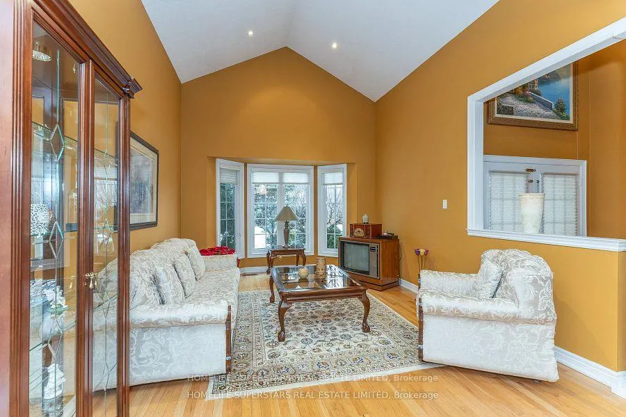 Photo 8 of 156 Novaview Crescent, Vaughan, East Woodbridge — HOMEH