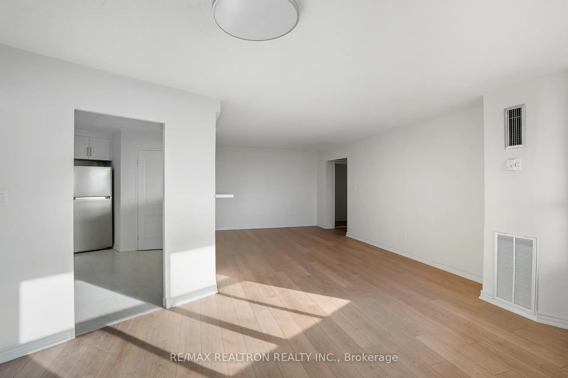 Photo 6 of Unit 1007, 5 Shady Golfway, Toronto, Flemingdon Park — HOMEH