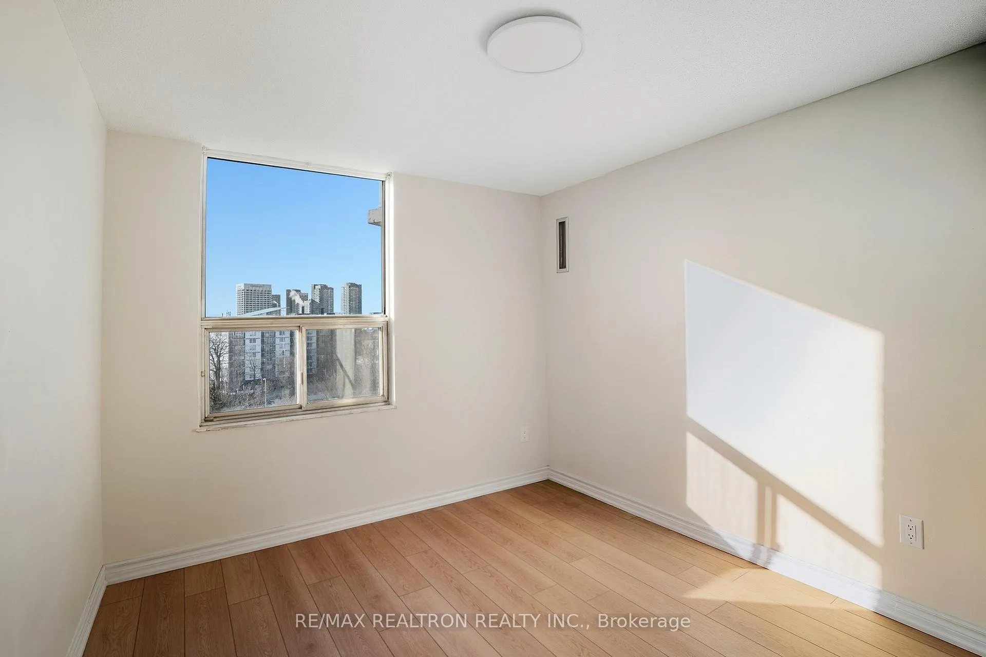 Photo 13 of Unit 1007, 5 Shady Golfway, Toronto, Flemingdon Park — HOMEH