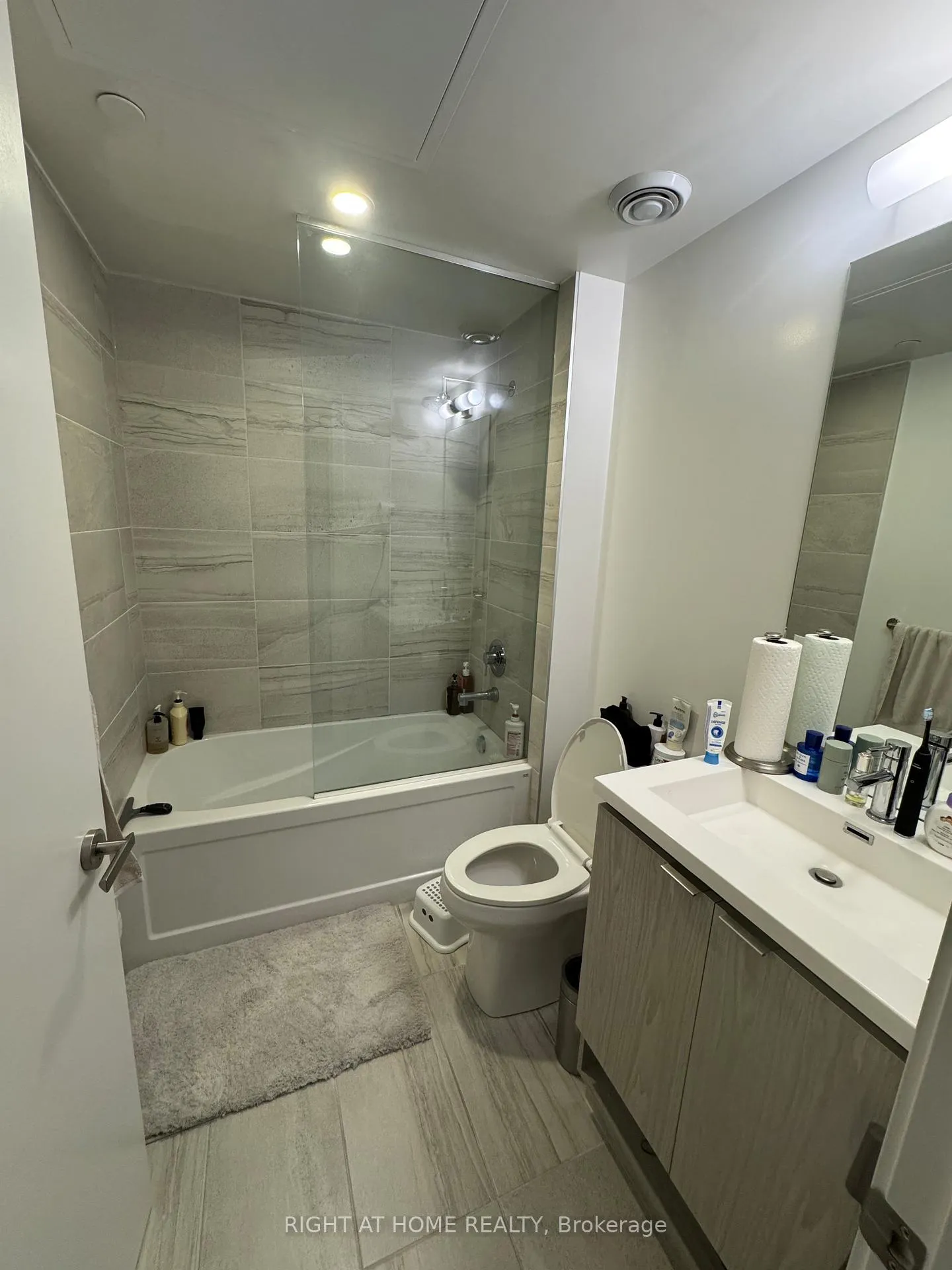 Photo 9 of Unit 6002, 55 Cooper Street, Toronto, Waterfront Communities — HOMEH
