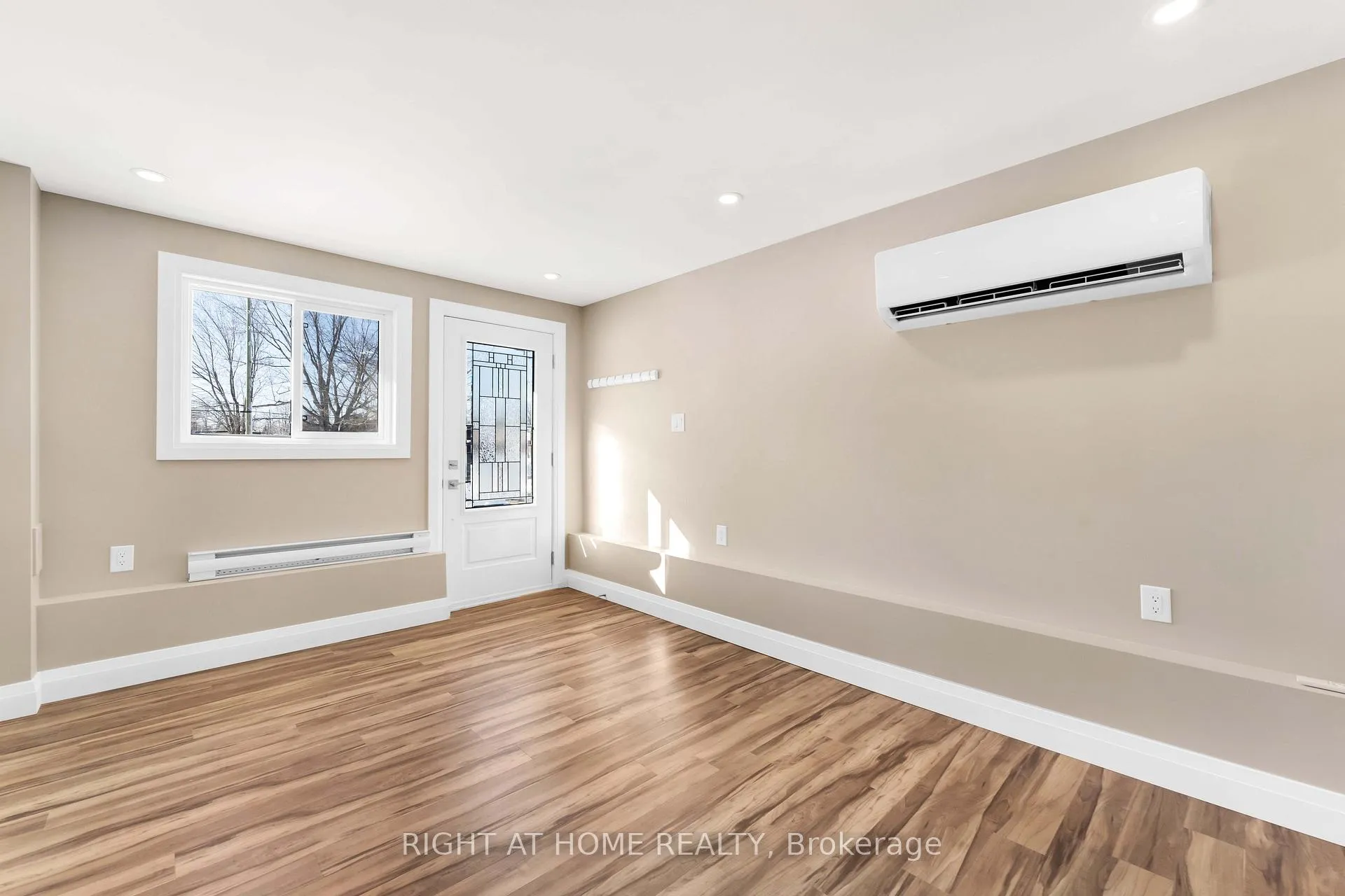 Photo 2 of Unit B, 2346 Edwin Crescent, Ottawa, Queensway Terrace South/Ridgeview — HOMEH