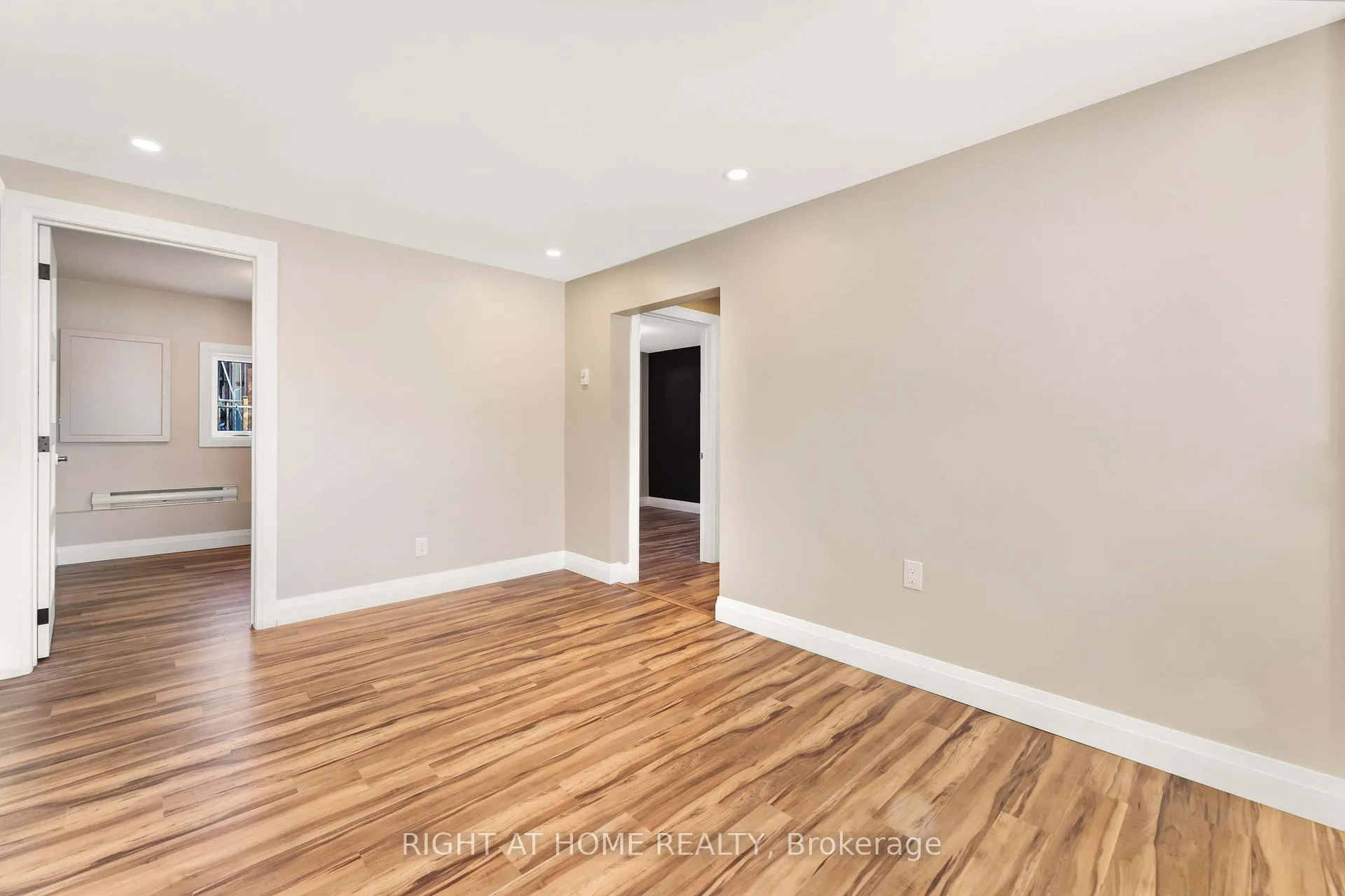 Photo 3 of Unit B, 2346 Edwin Crescent, Ottawa, Queensway Terrace South/Ridgeview — HOMEH