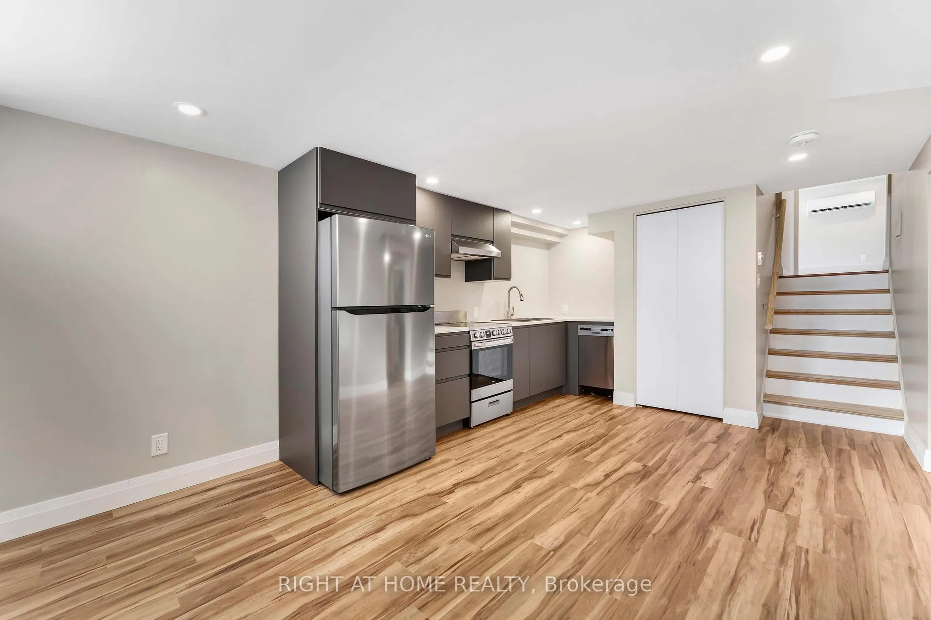 Photo 6 of Unit B, 2346 Edwin Crescent, Ottawa, Queensway Terrace South/Ridgeview — HOMEH
