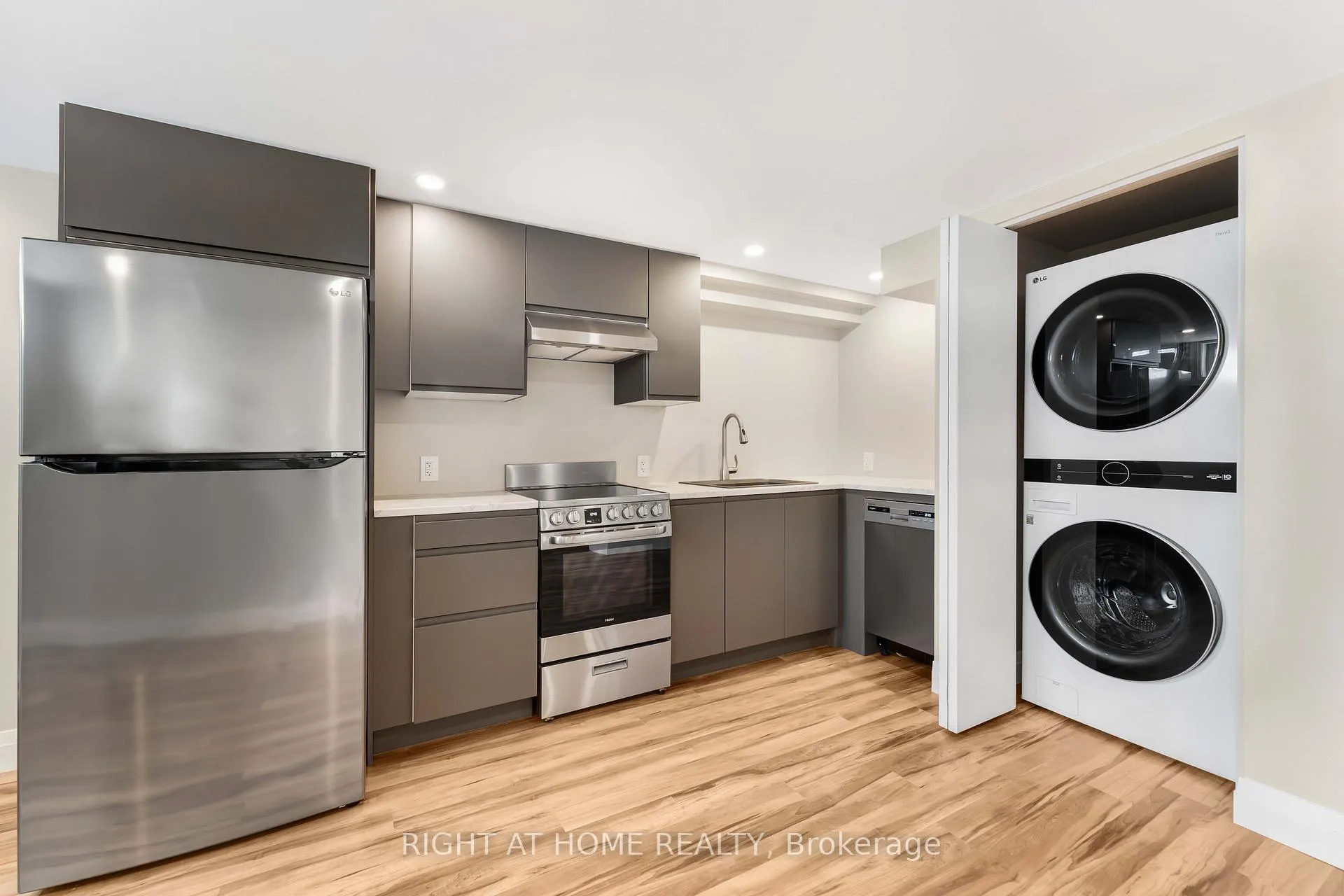 Photo 7 of Unit B, 2346 Edwin Crescent, Ottawa, Queensway Terrace South/Ridgeview — HOMEH