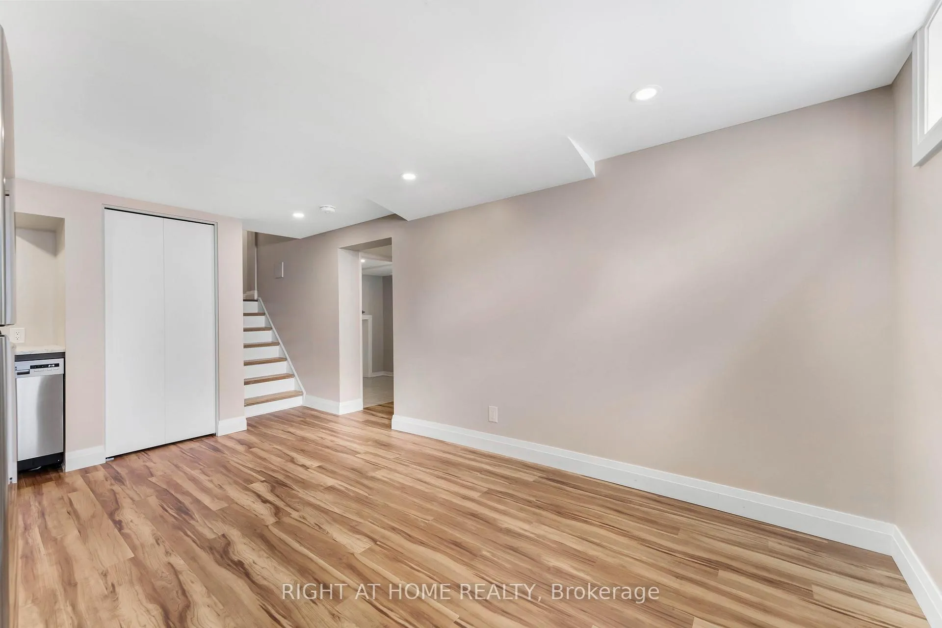 Photo 9 of Unit B, 2346 Edwin Crescent, Ottawa, Queensway Terrace South/Ridgeview — HOMEH