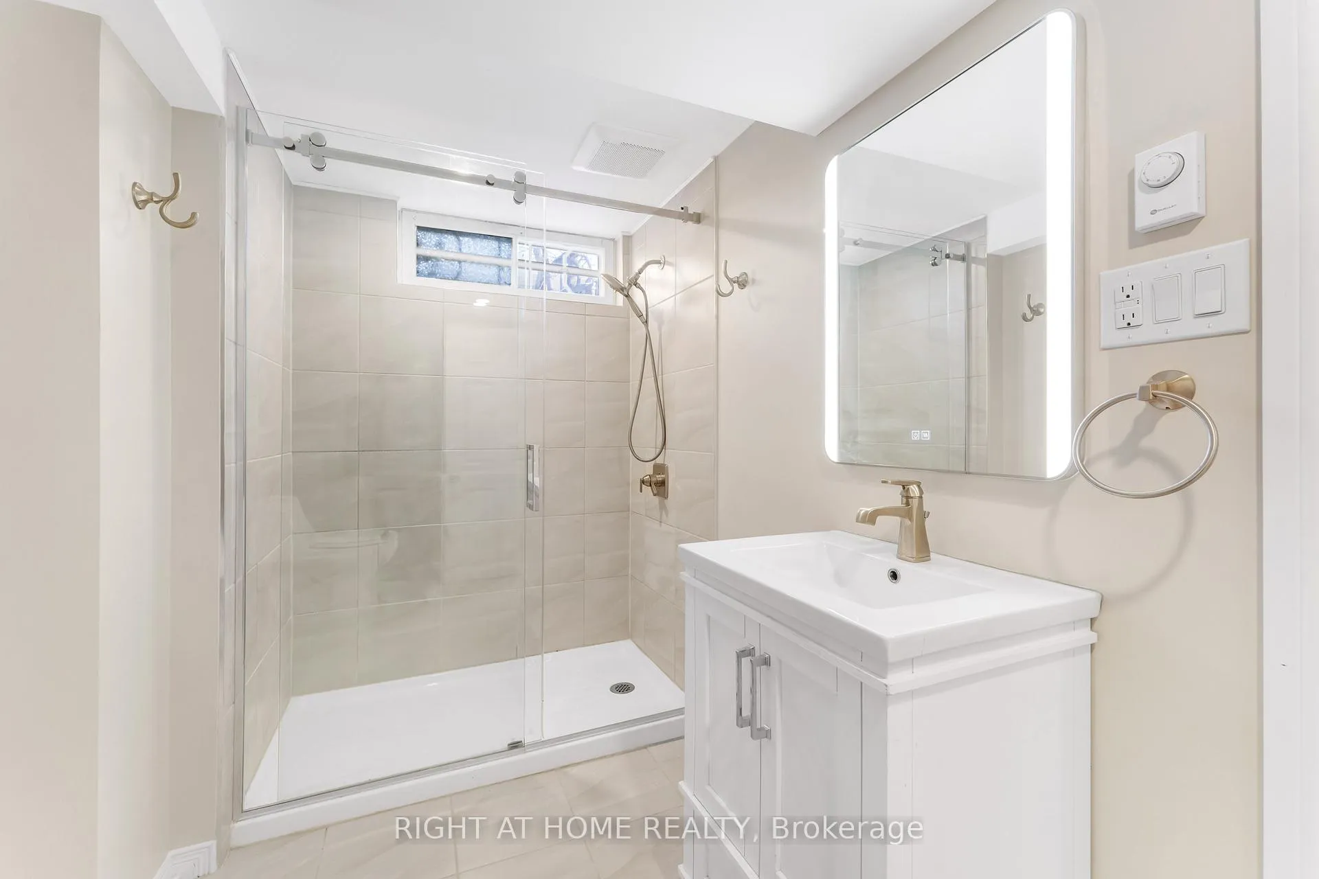 Photo 10 of Unit B, 2346 Edwin Crescent, Ottawa, Queensway Terrace South/Ridgeview — HOMEH