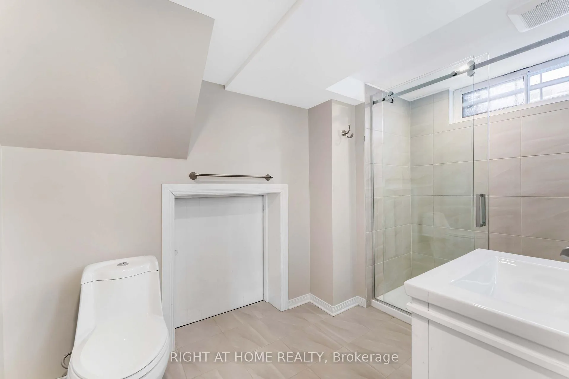 Photo 11 of Unit B, 2346 Edwin Crescent, Ottawa, Queensway Terrace South/Ridgeview — HOMEH