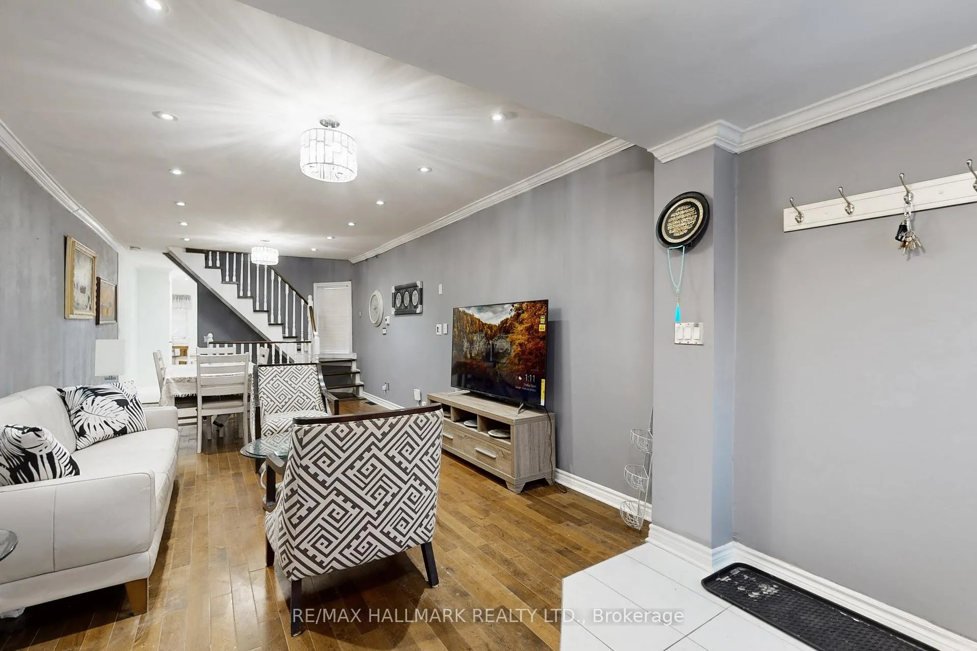 Photo 5 of 4 King Edward Avenue, Toronto, Woodbine-Lumsden — HOMEH
