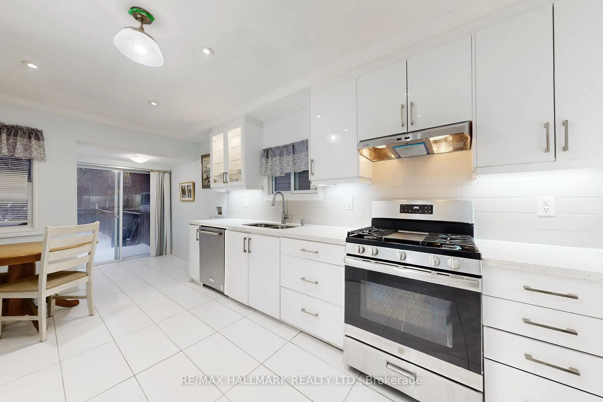 Photo 9 of 4 King Edward Avenue, Toronto, Woodbine-Lumsden — HOMEH