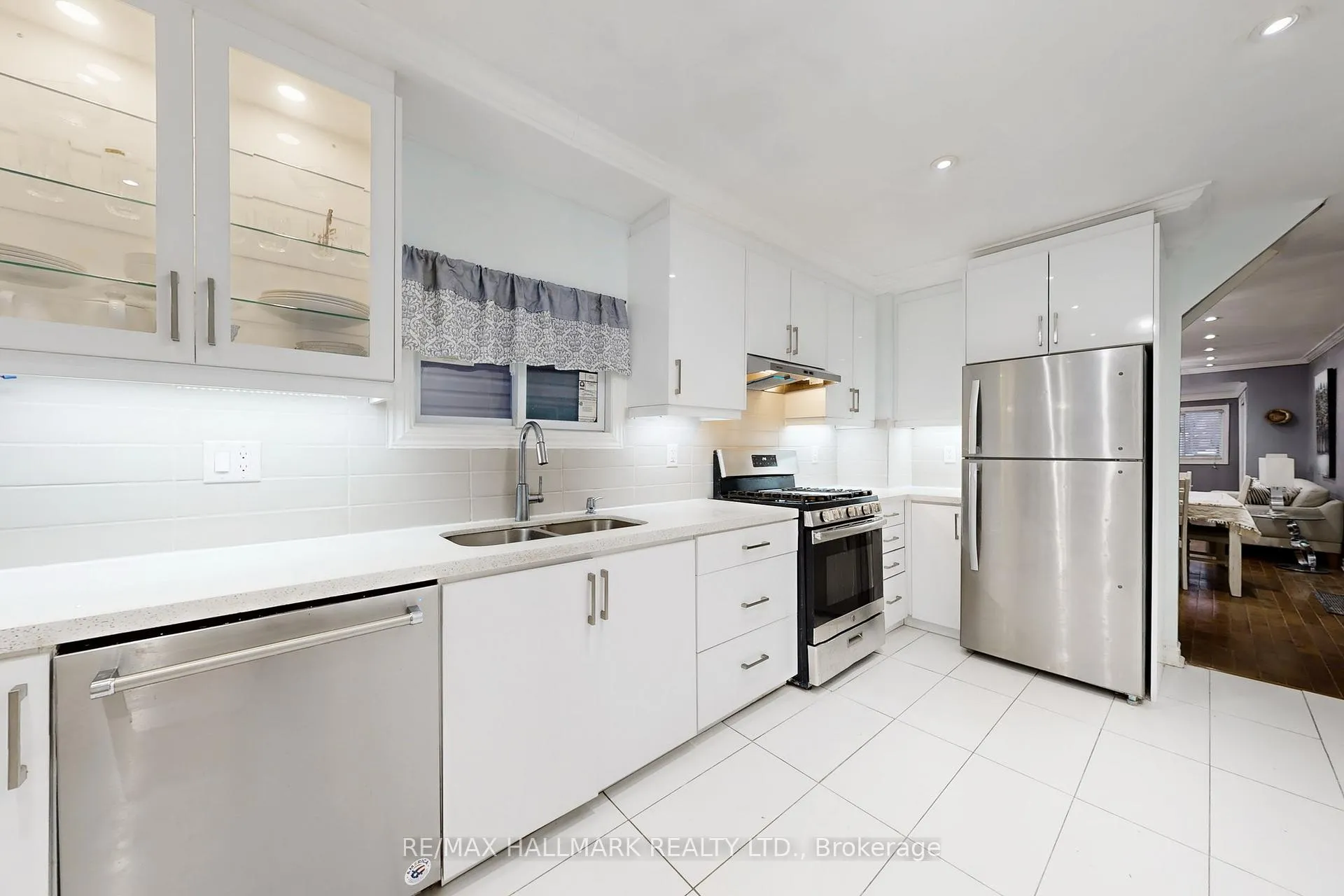 Photo 11 of 4 King Edward Avenue, Toronto, Woodbine-Lumsden — HOMEH