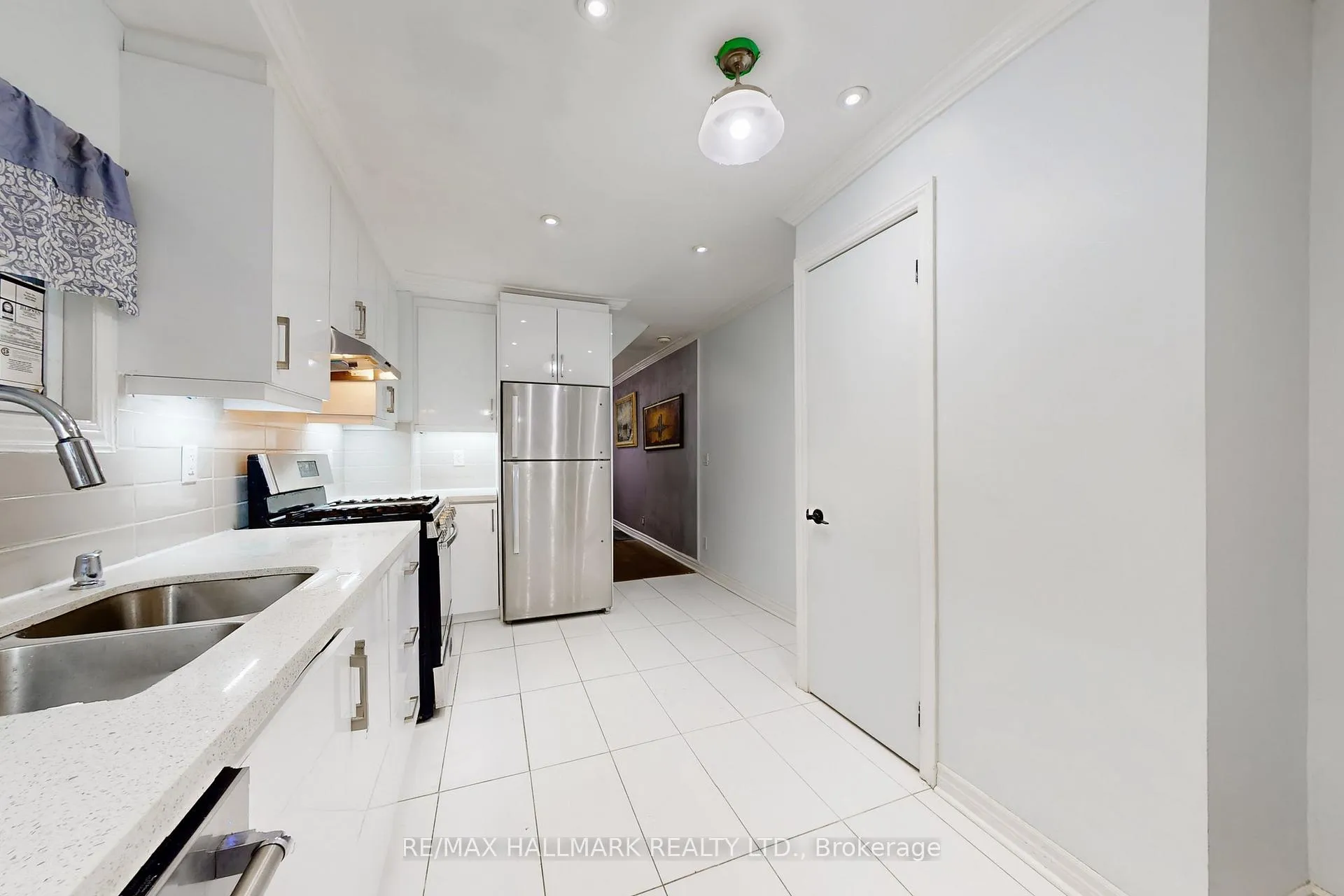 Photo 12 of 4 King Edward Avenue, Toronto, Woodbine-Lumsden — HOMEH