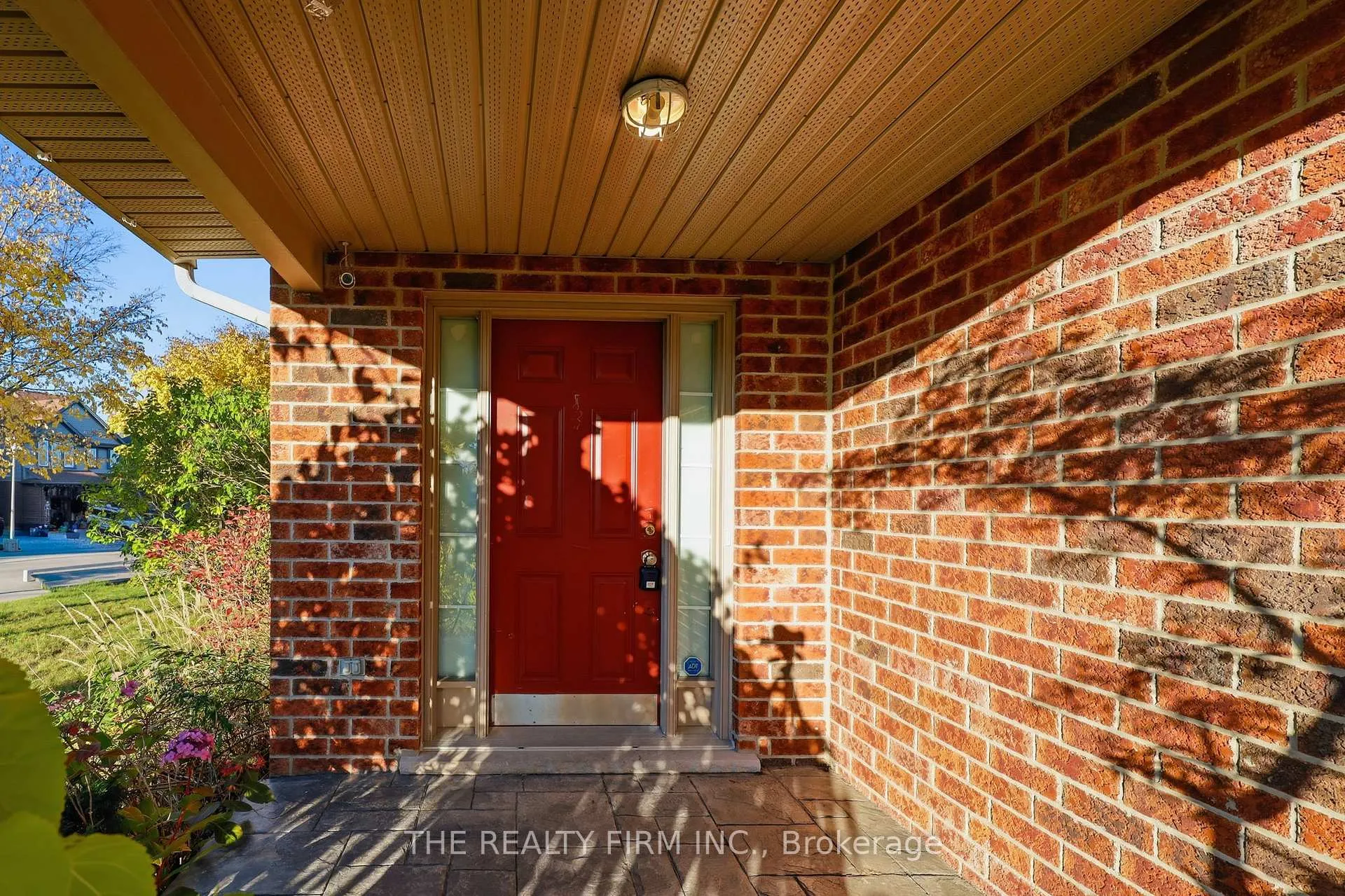 Photo 3 of 1012 Oakcrossing Road, London, North M — HOMEH