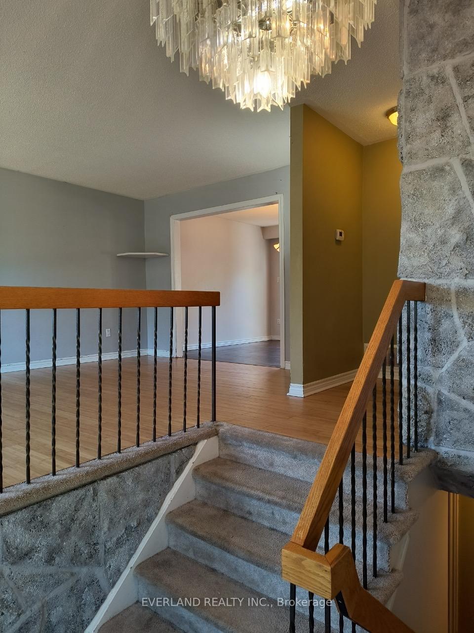 Photo 2 of 12 Eileen Drive, Barrie, Allandale Heights — HOMEH