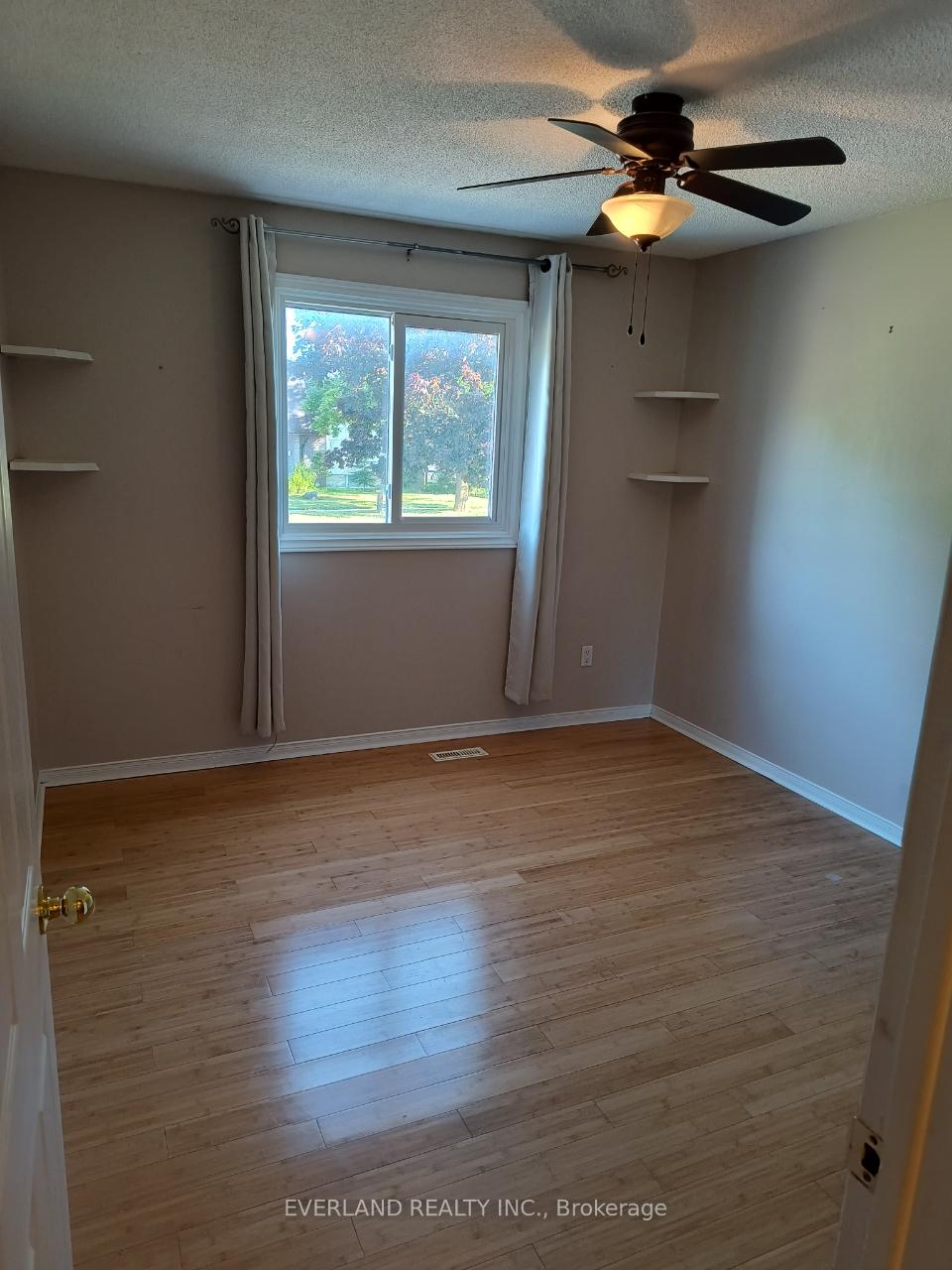 Photo 9 of 12 Eileen Drive, Barrie, Allandale Heights — HOMEH
