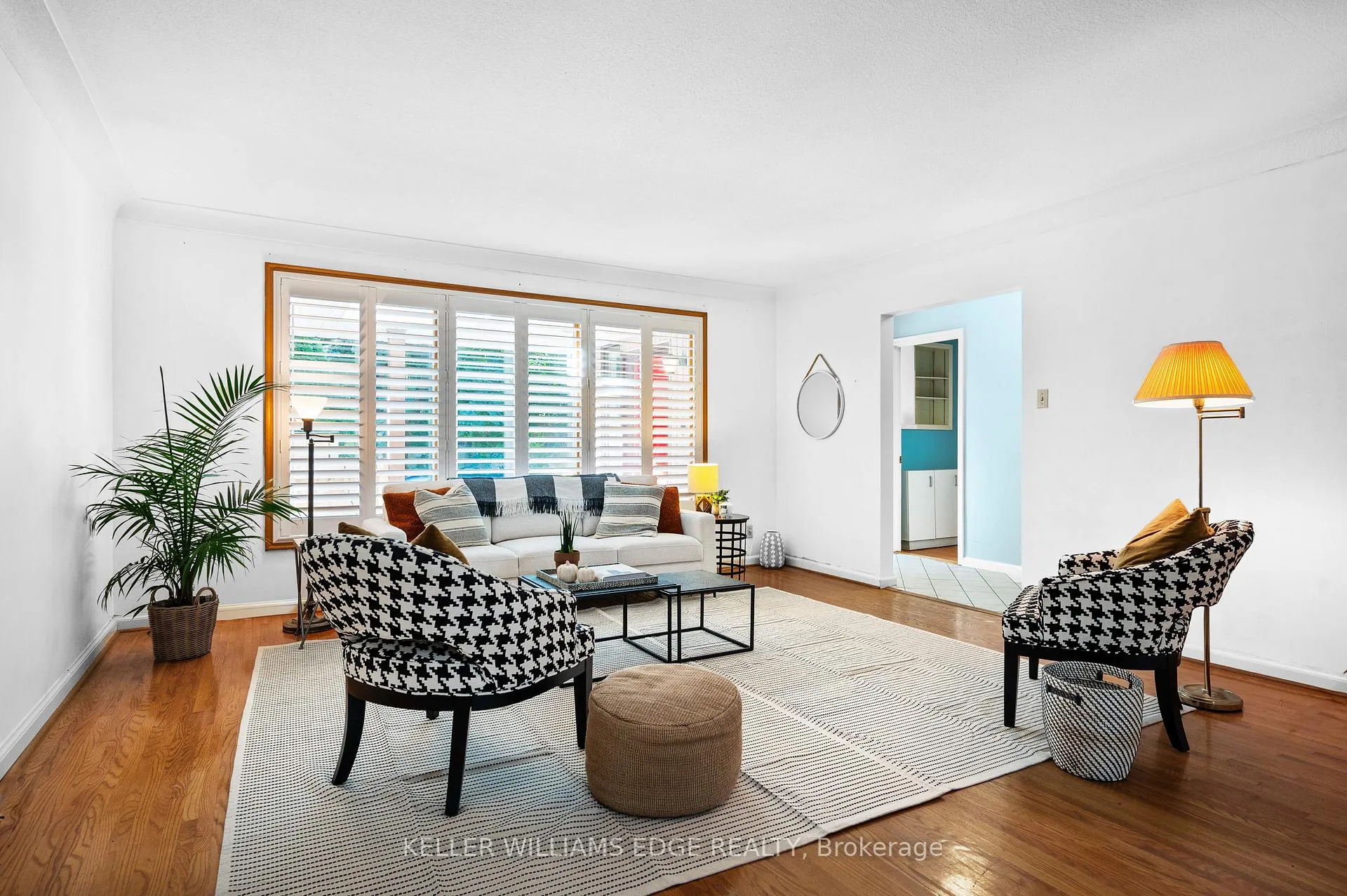 Photo 3 of 38 Osler Drive, Hamilton, Dundas — HOMEH
