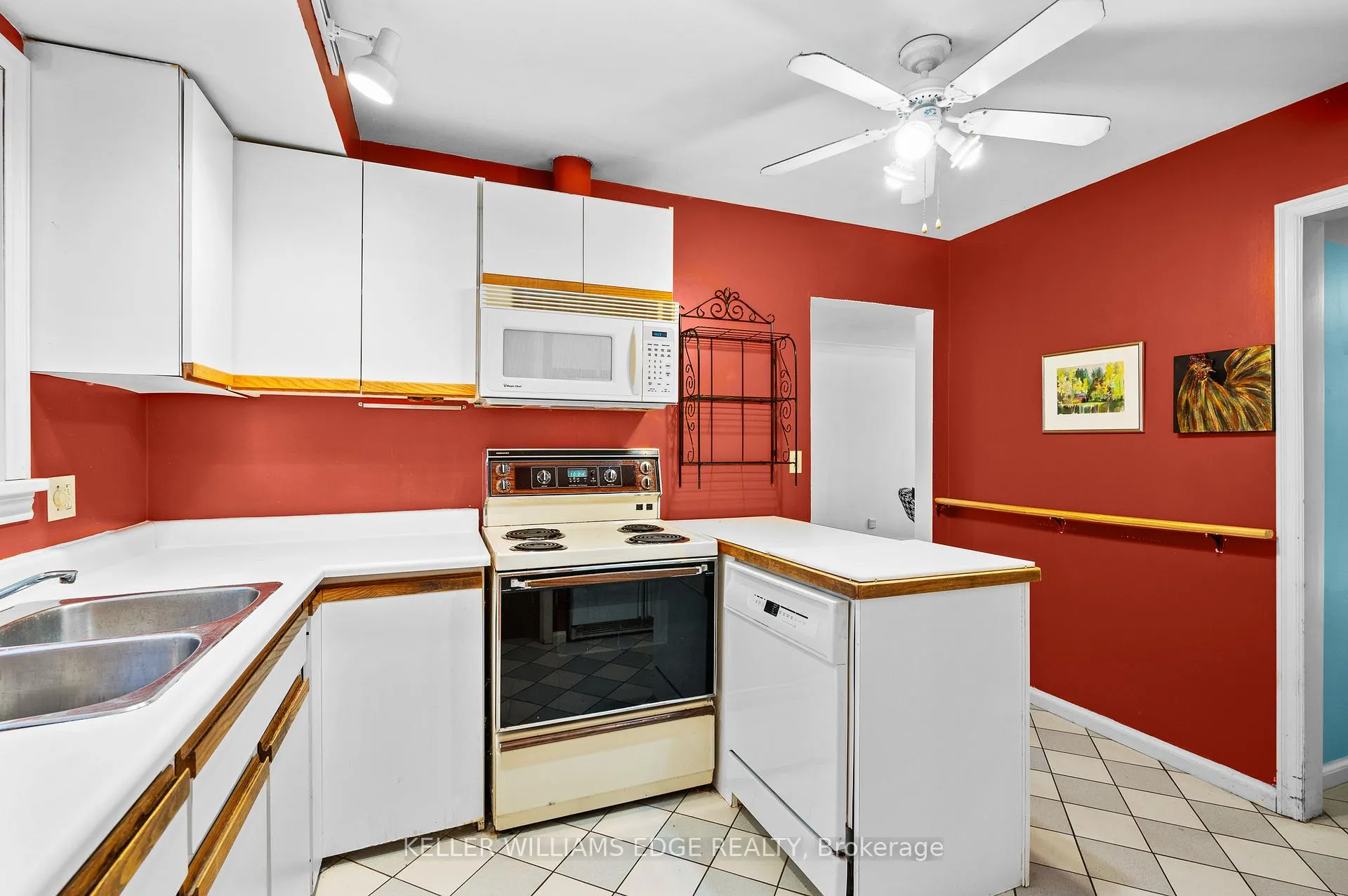 Photo 11 of 38 Osler Drive, Hamilton, Dundas — HOMEH