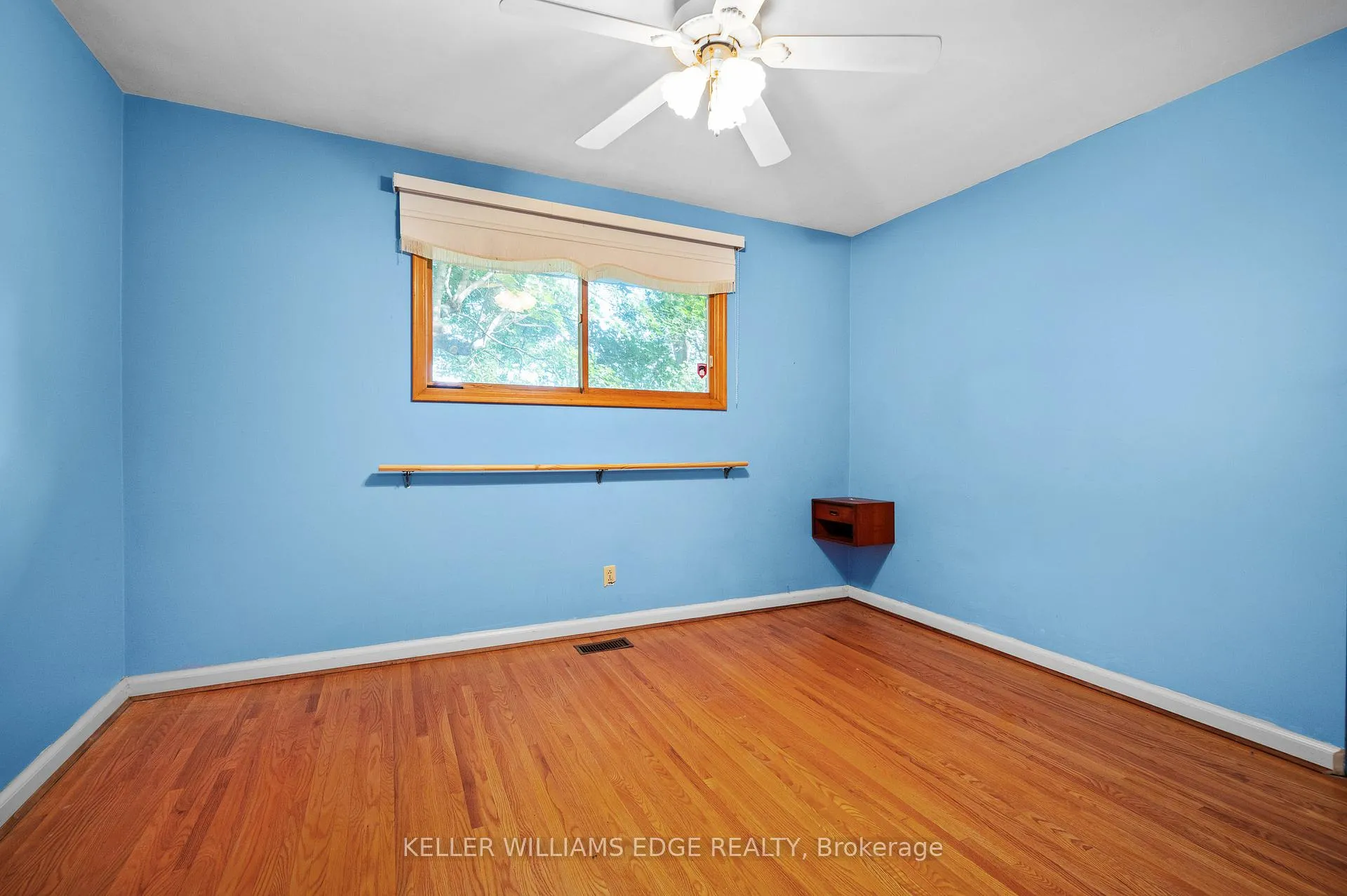 Photo 19 of 38 Osler Drive, Hamilton, Dundas — HOMEH
