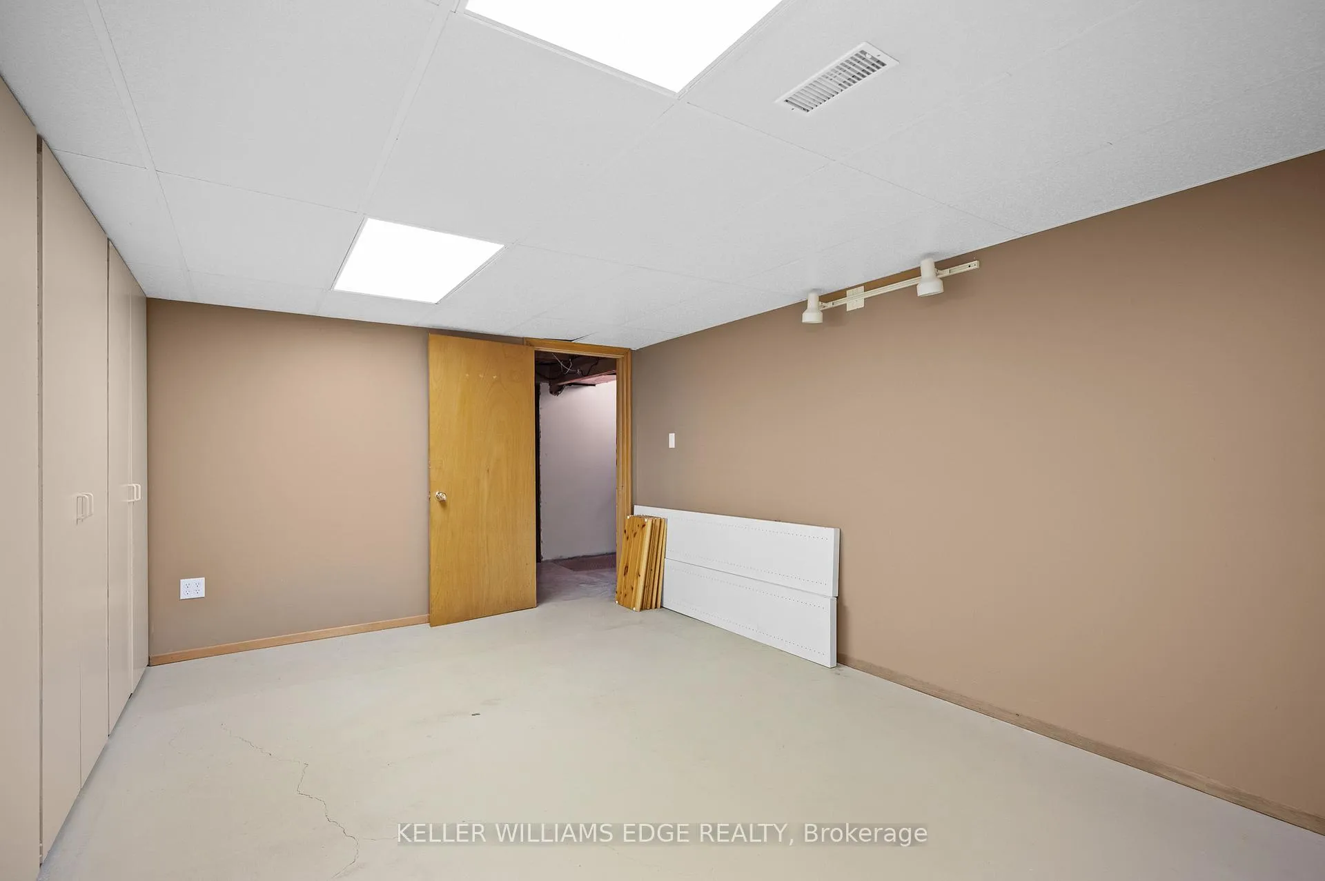 Photo 25 of 38 Osler Drive, Hamilton, Dundas — HOMEH