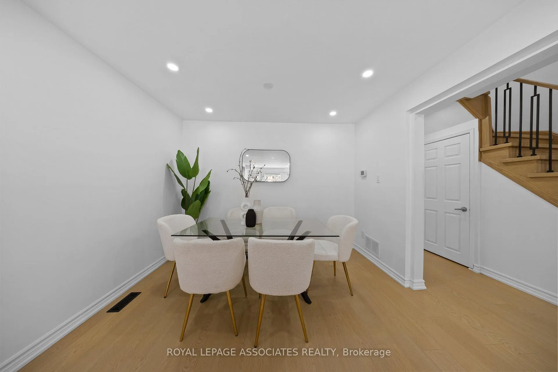 Photo 5 of 8 Angus Drive, Ajax, Central — HOMEH