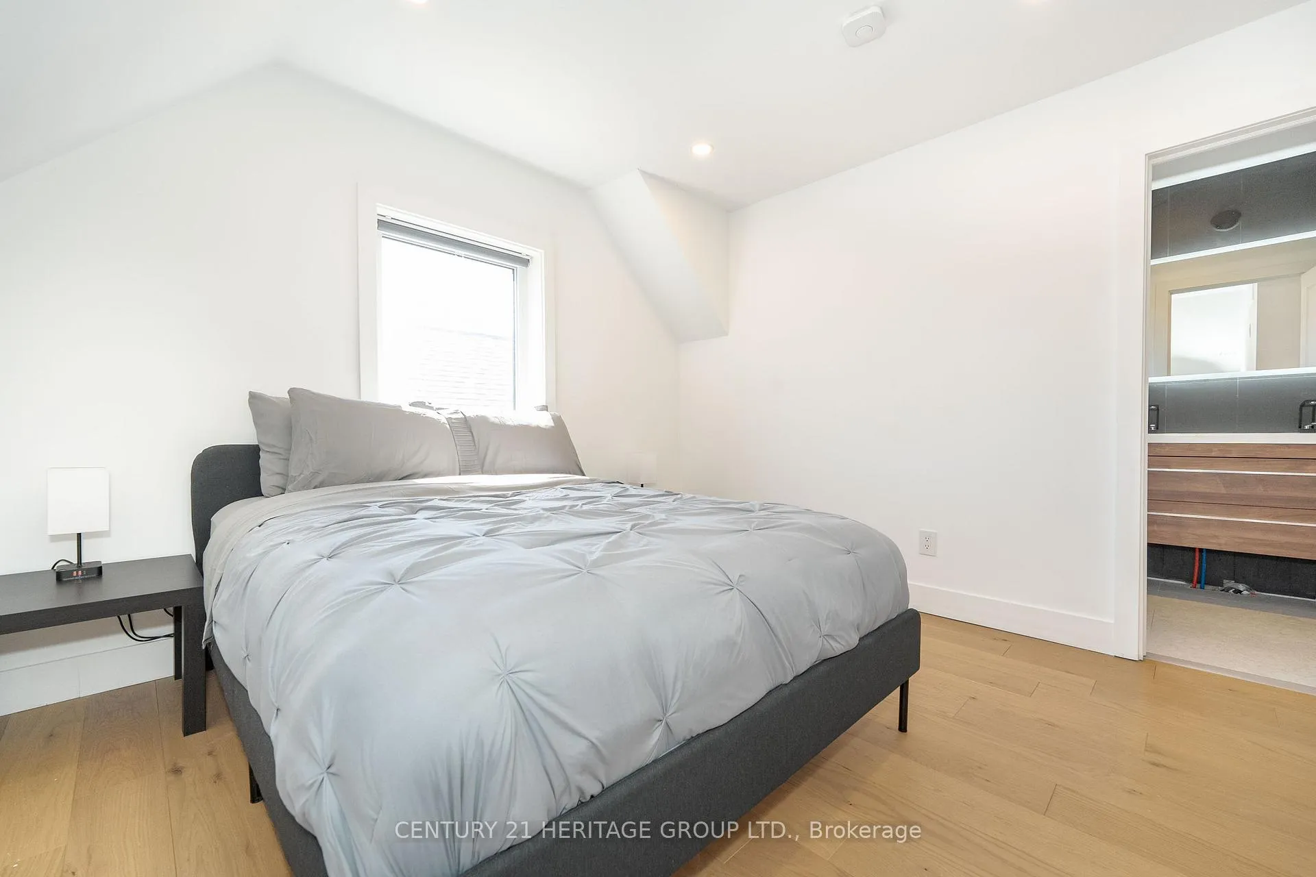 Photo 16 of 48 Denvale Road, Toronto, O'Connor-Parkview — HOMEH