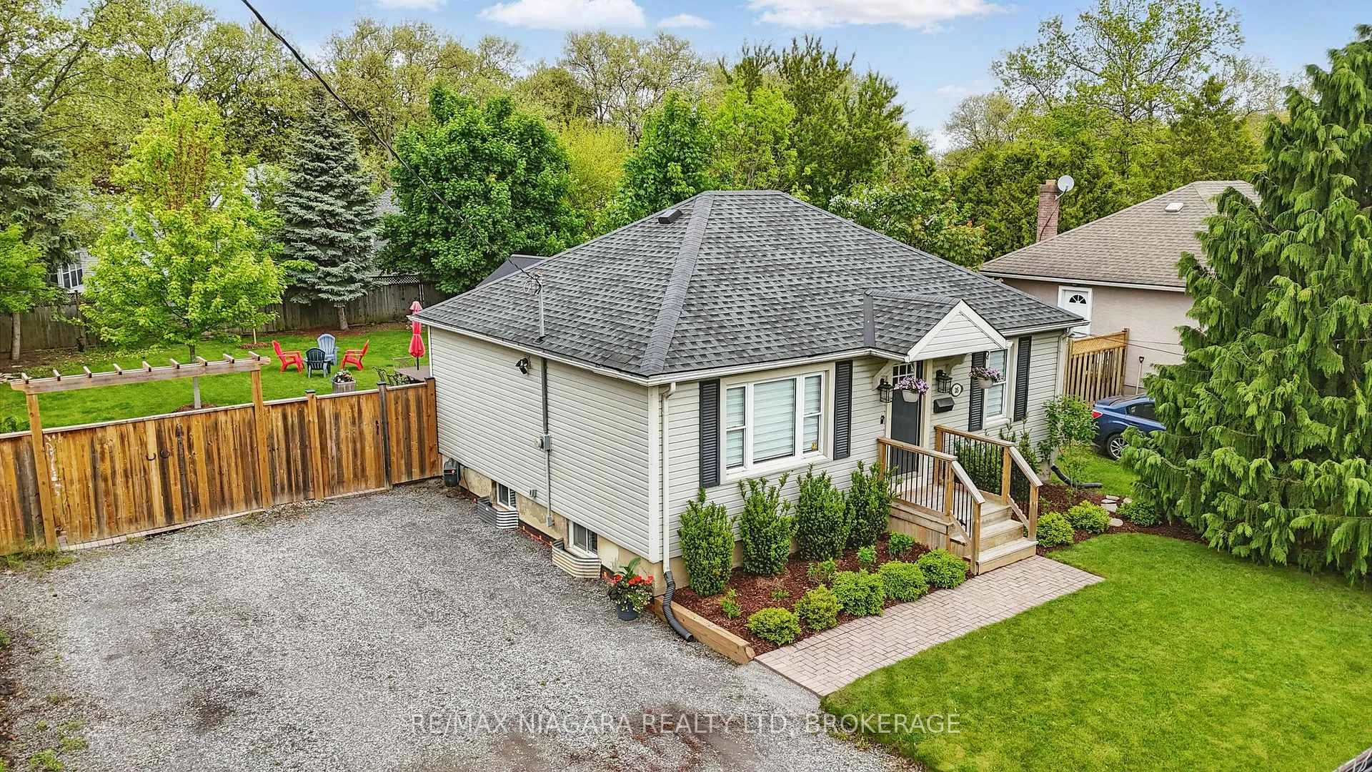 Photo 2 of 35 Tecumseh Street, St. Catharines, Bunting/Linwell — HOMEH