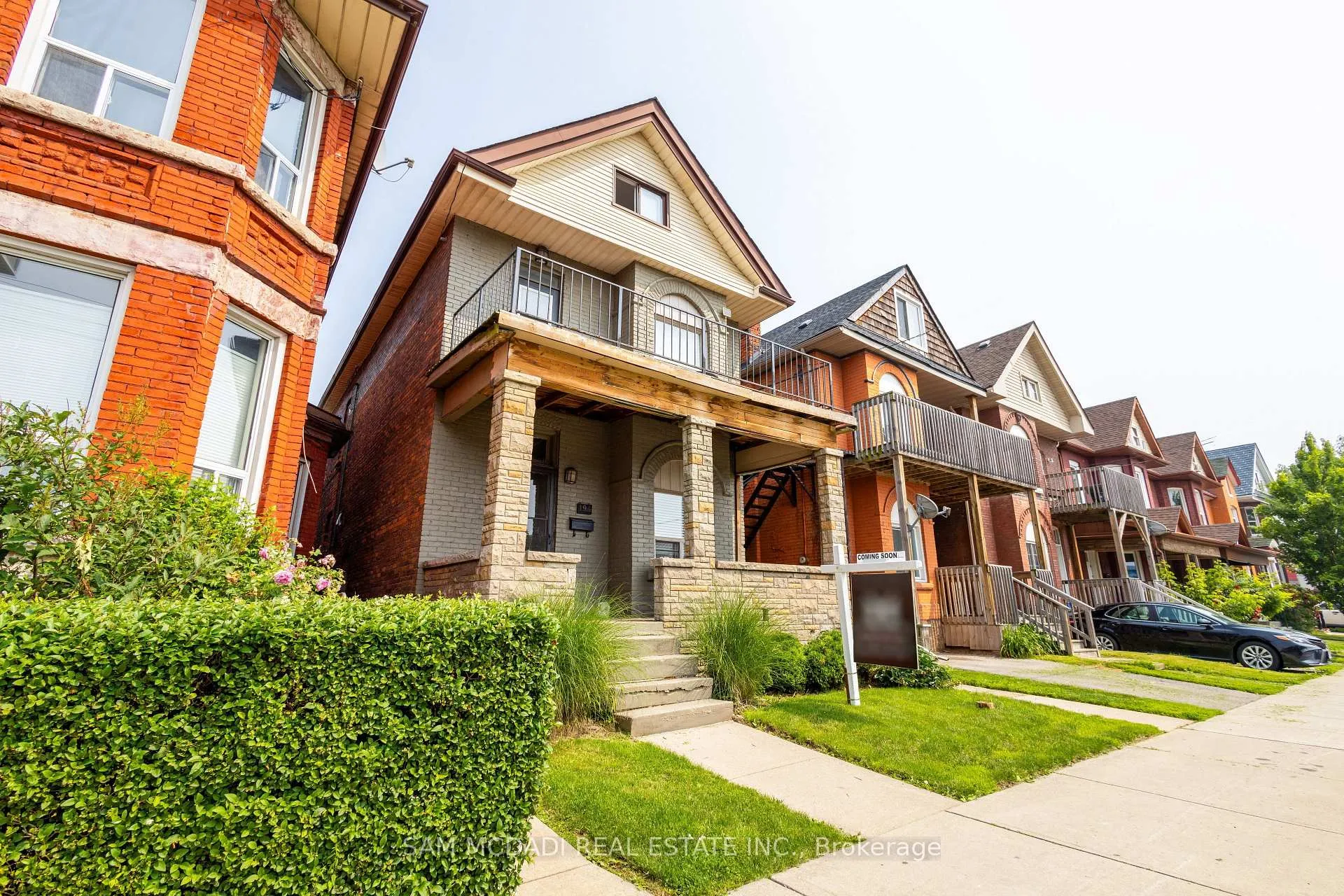 Front of 194 Wellington Street N