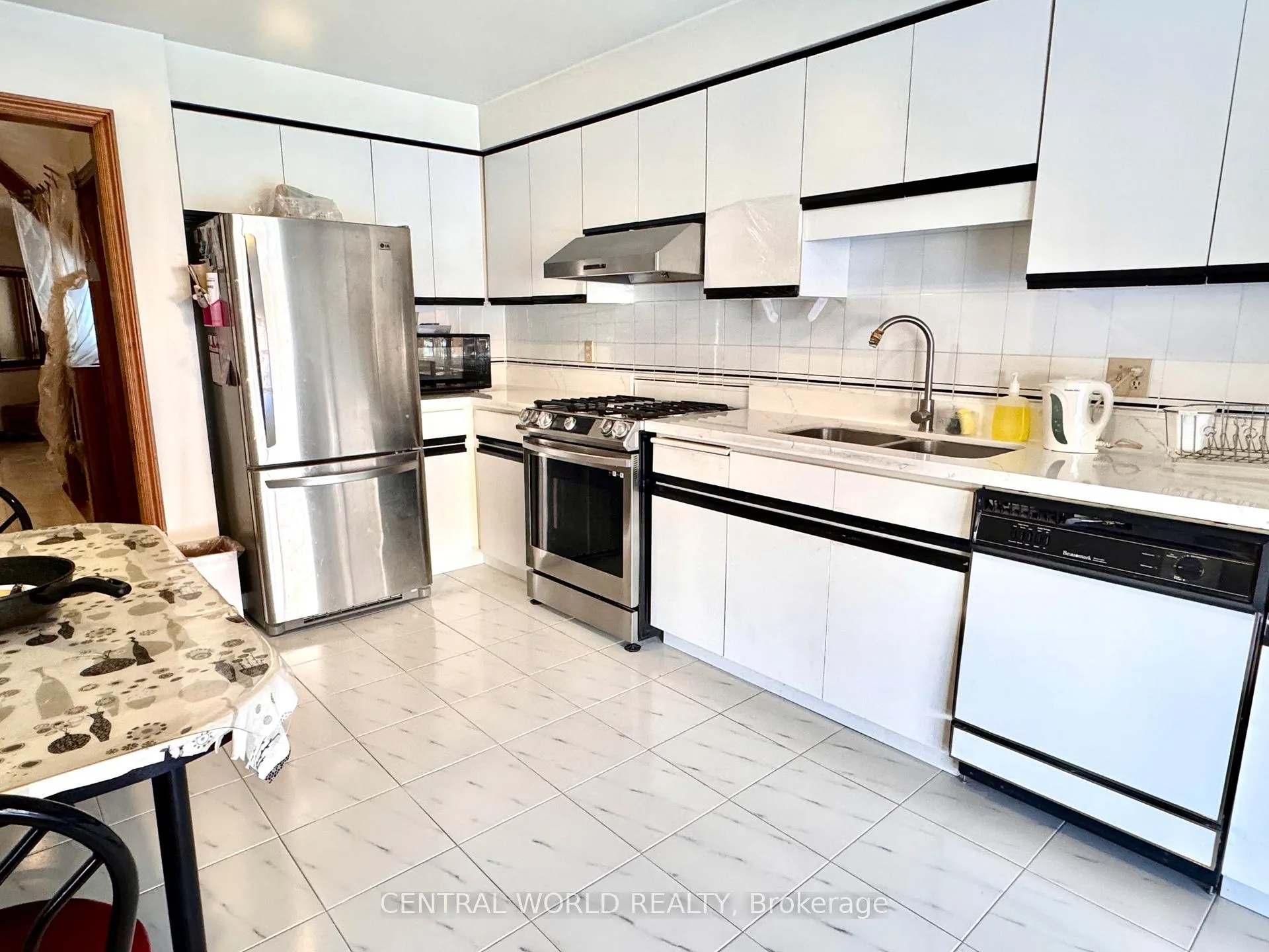 Photo 3 of Unit (2ND), 35 Joycedale Street, Markham, Middlefield — HOMEH