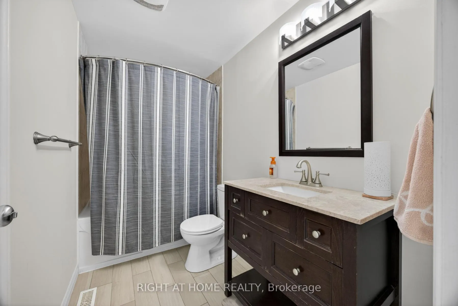 Photo 31 of 47 Woodward Crescent, Ajax, Central — HOMEH