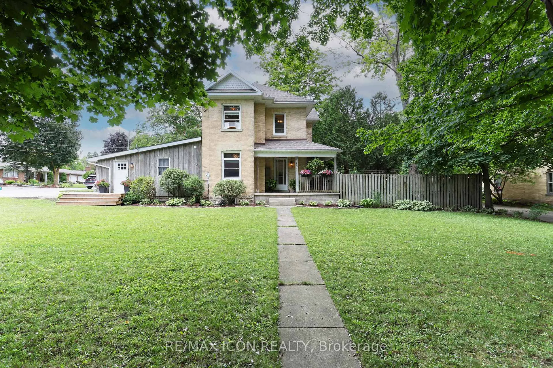Front of 280 Fergus Street N
