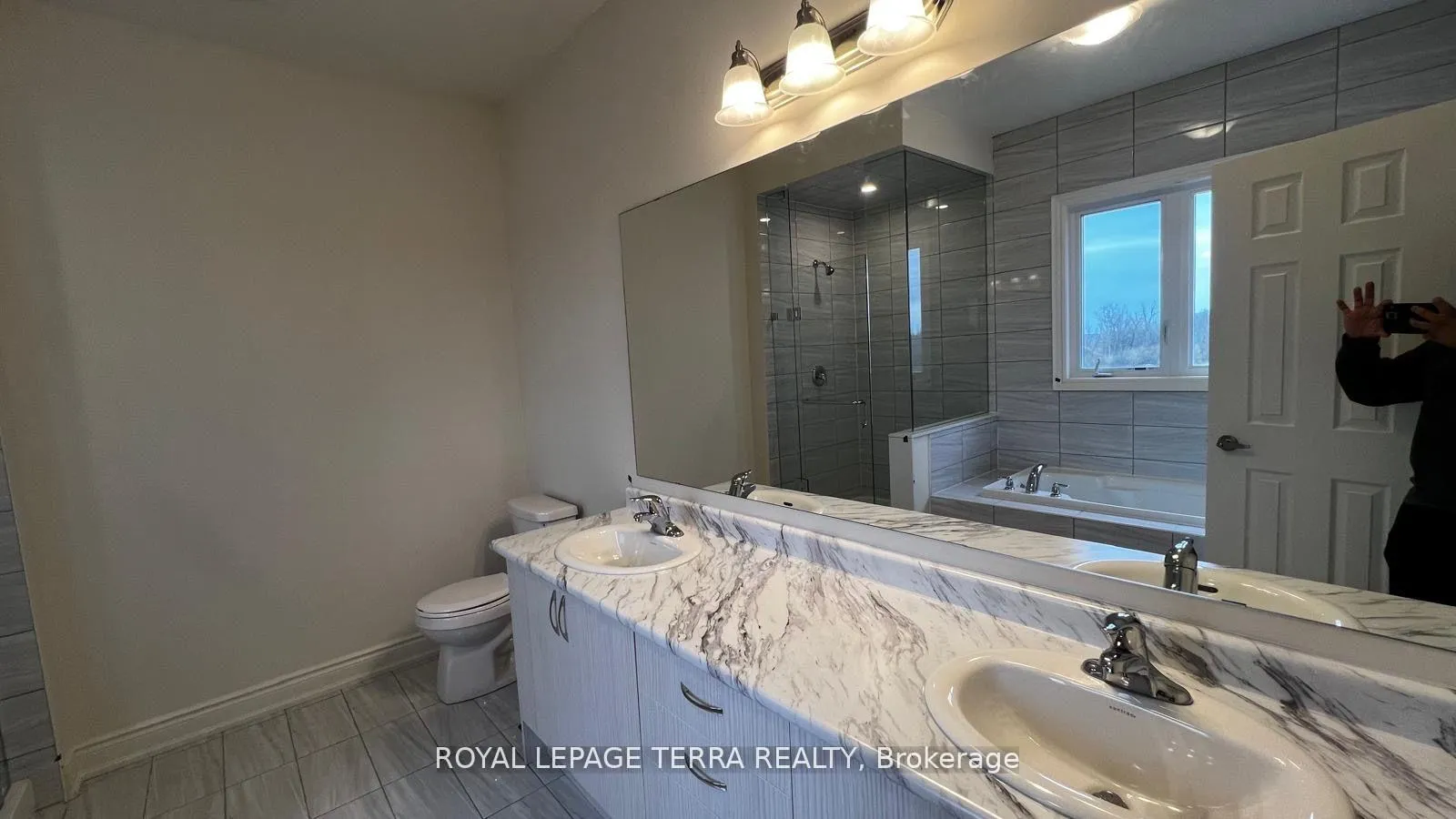 Photo 11 of 29 Bloomfield Cres Drive, Cambridge — HOMEH