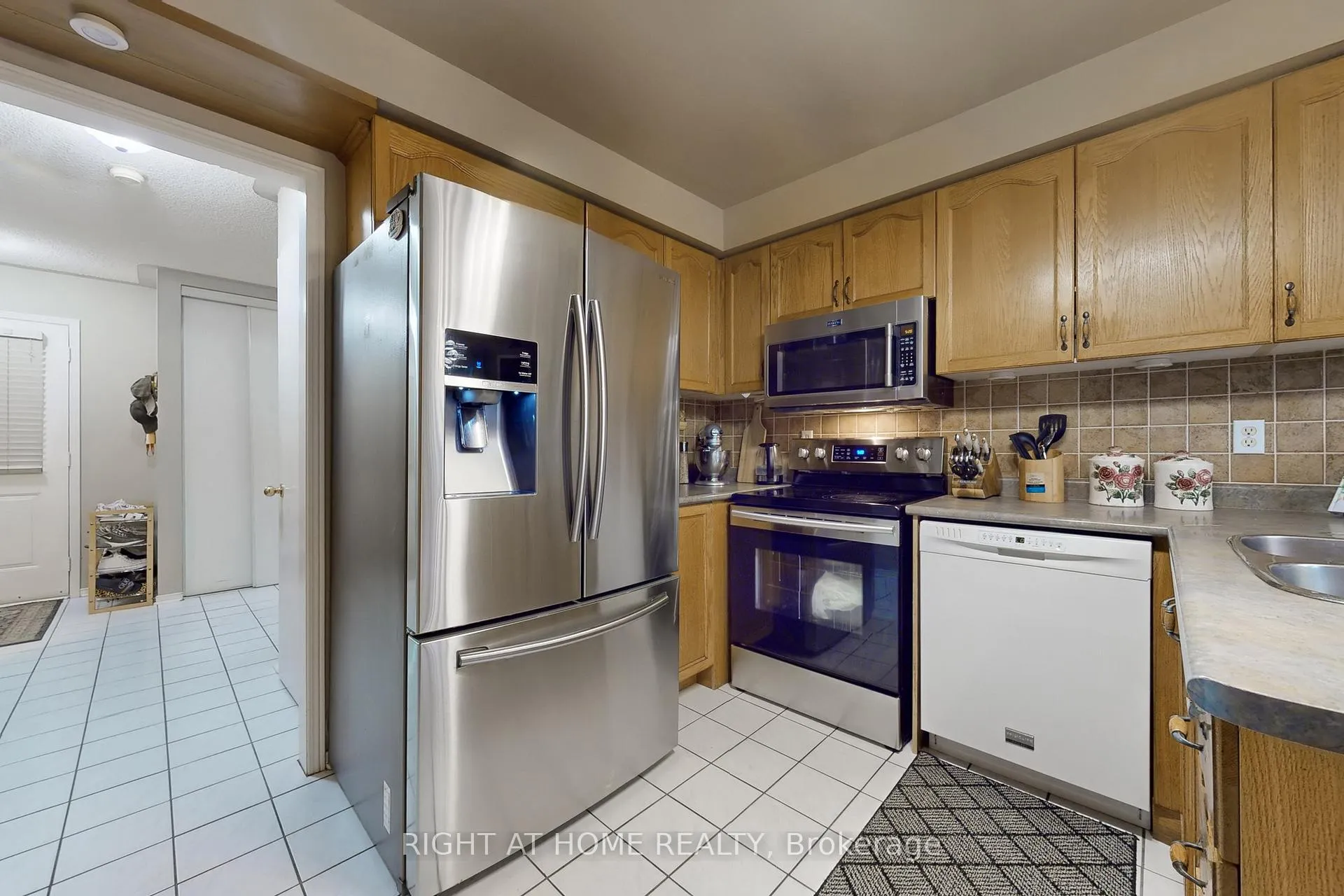 Photo 8 of 1121 Ridgemount Boulevard, Oshawa, Pinecrest — HOMEH