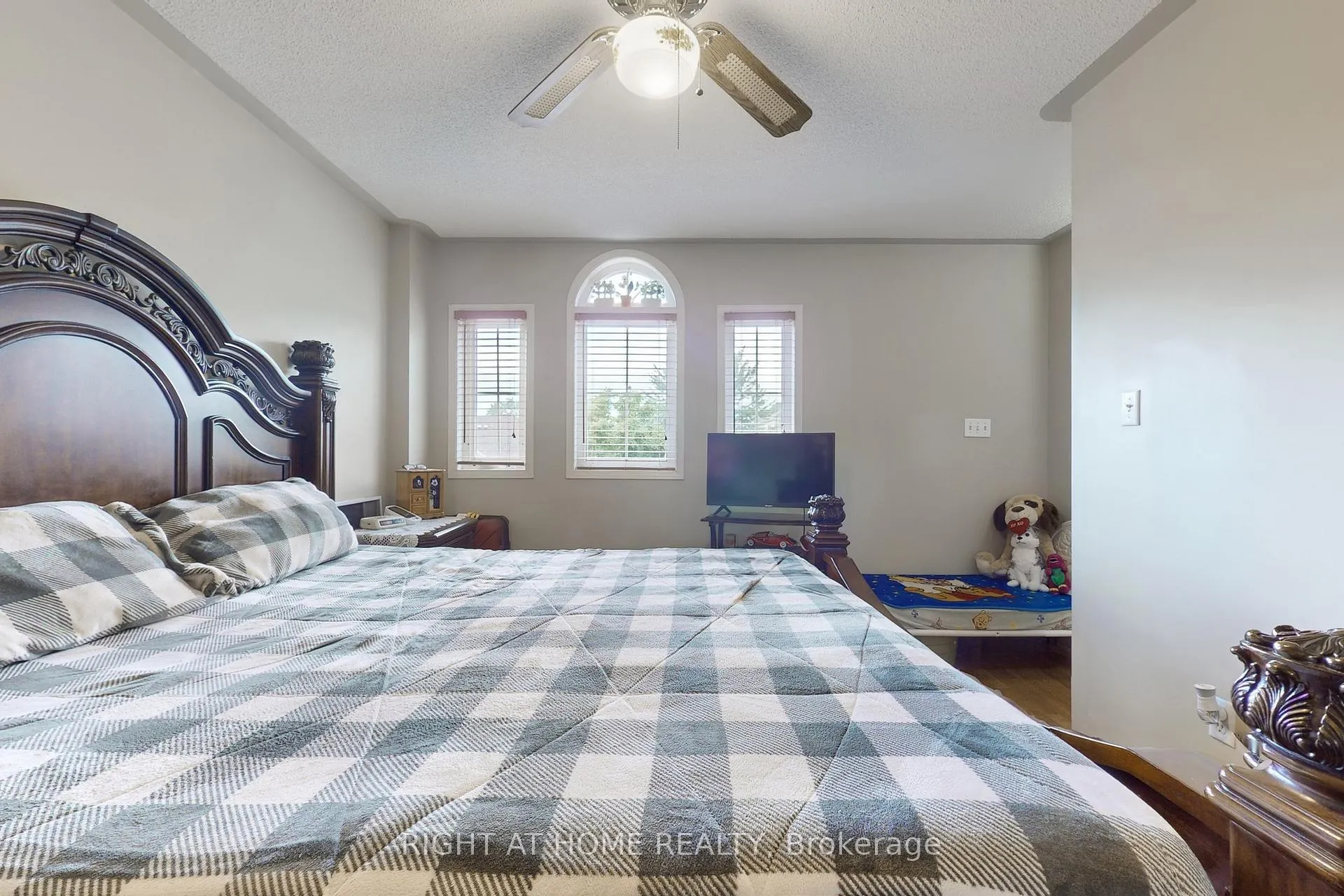 Photo 13 of 1121 Ridgemount Boulevard, Oshawa, Pinecrest — HOMEH