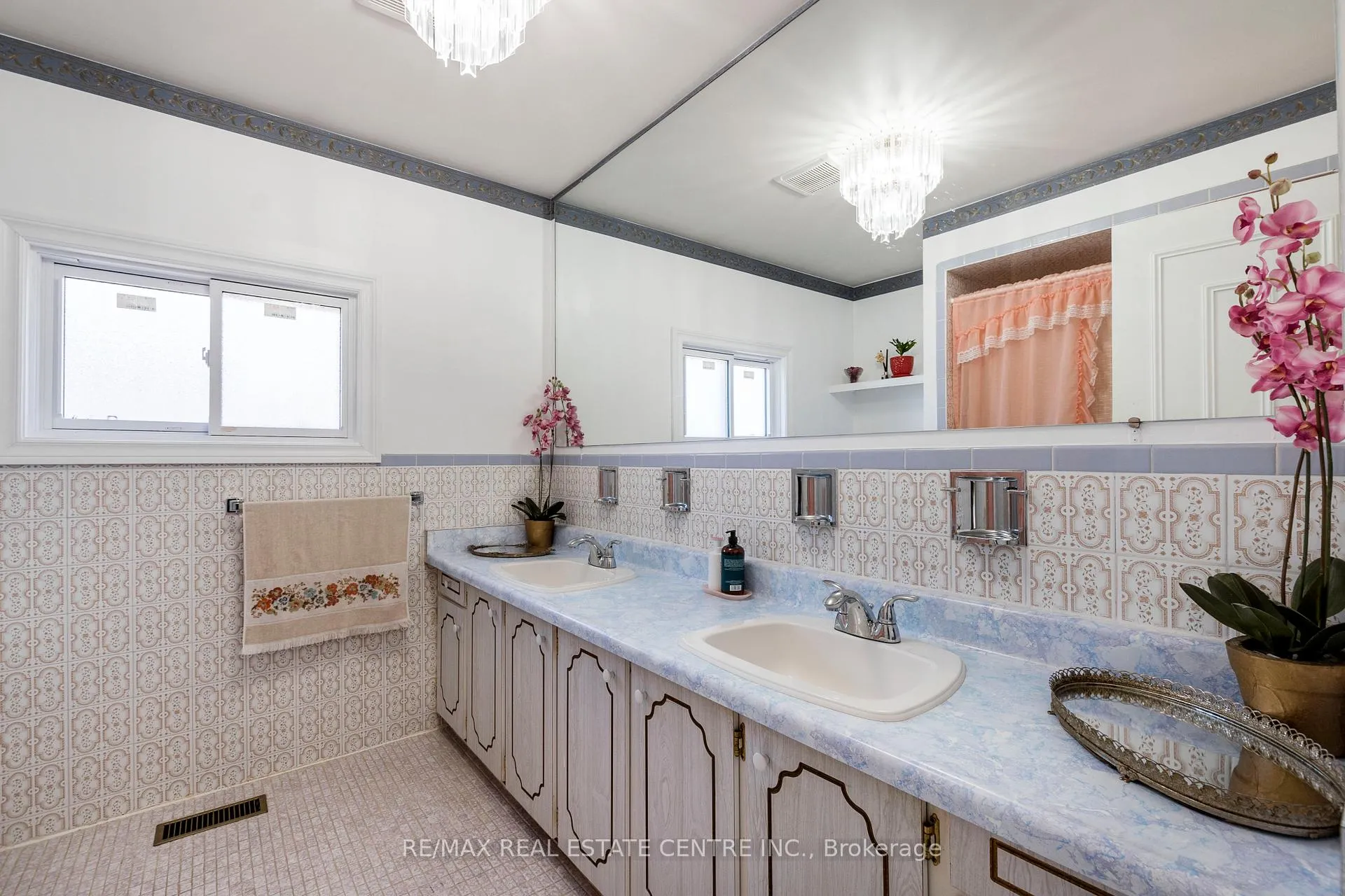 Photo 18 of 940 Stone Church Road E, Hamilton, Templemead — HOMEH