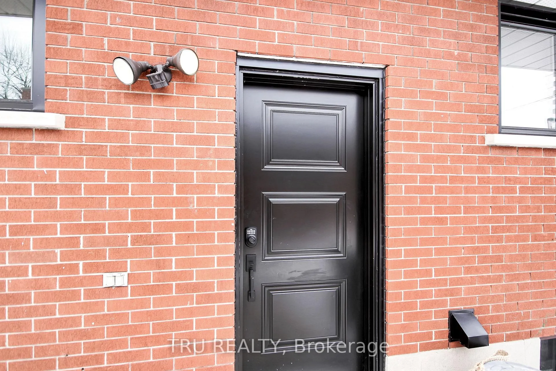 Photo 2 of Unit B, 2643 Don Street, Ottawa, Britannia — HOMEH