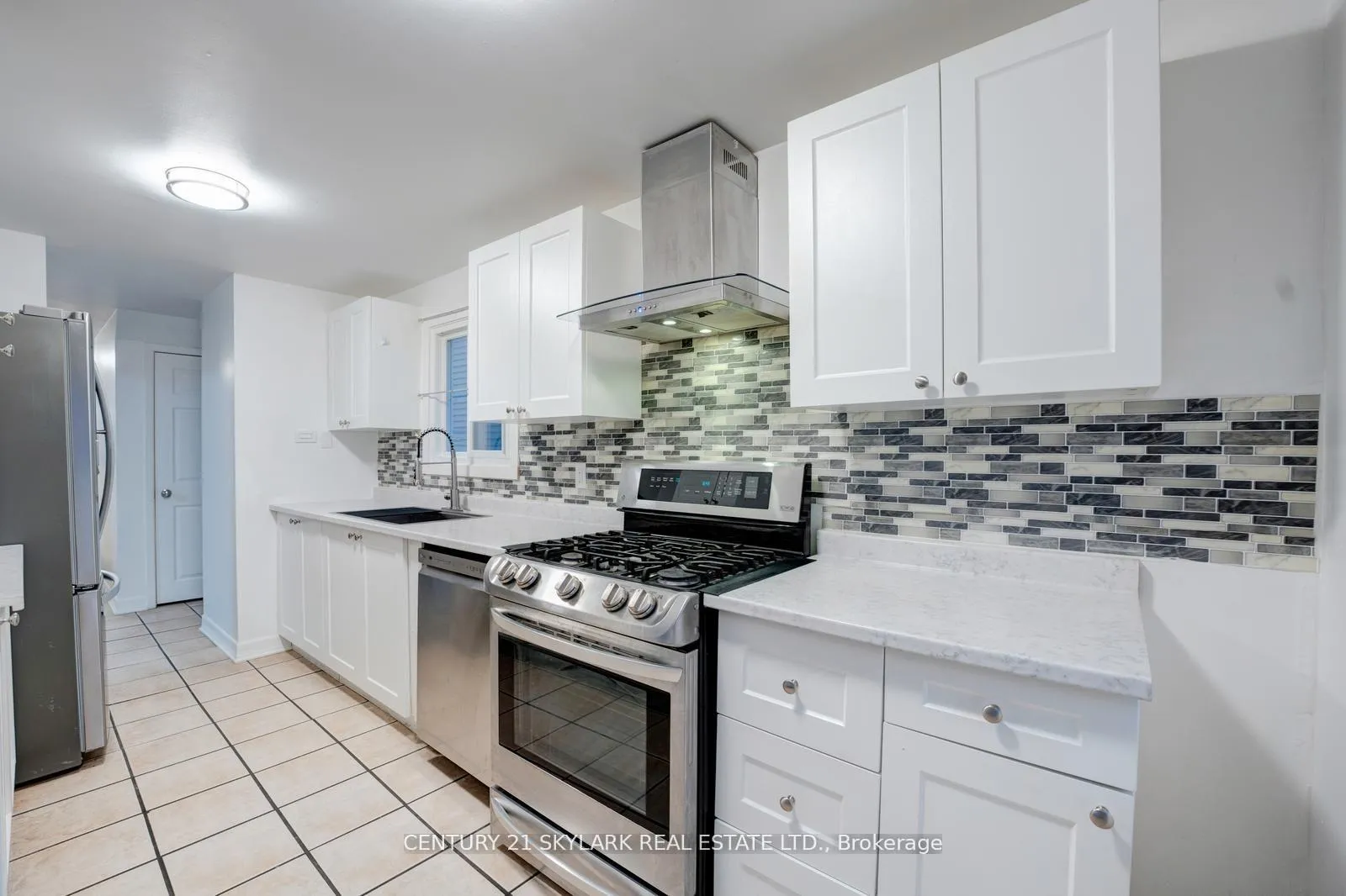 Photo 8 of 66 Corbett Drive, Barrie, Grove East — HOMEH