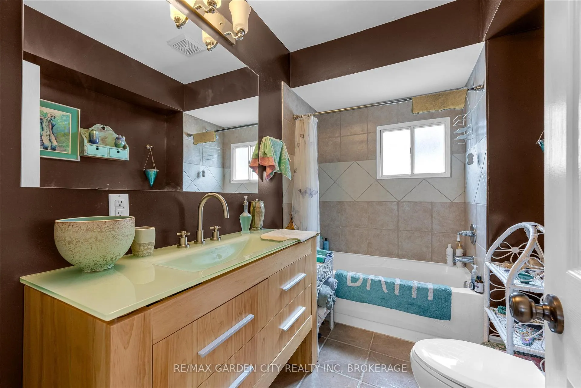 Photo 9 of 16 Ida Street, St. Catharines, E. Chester — HOMEH