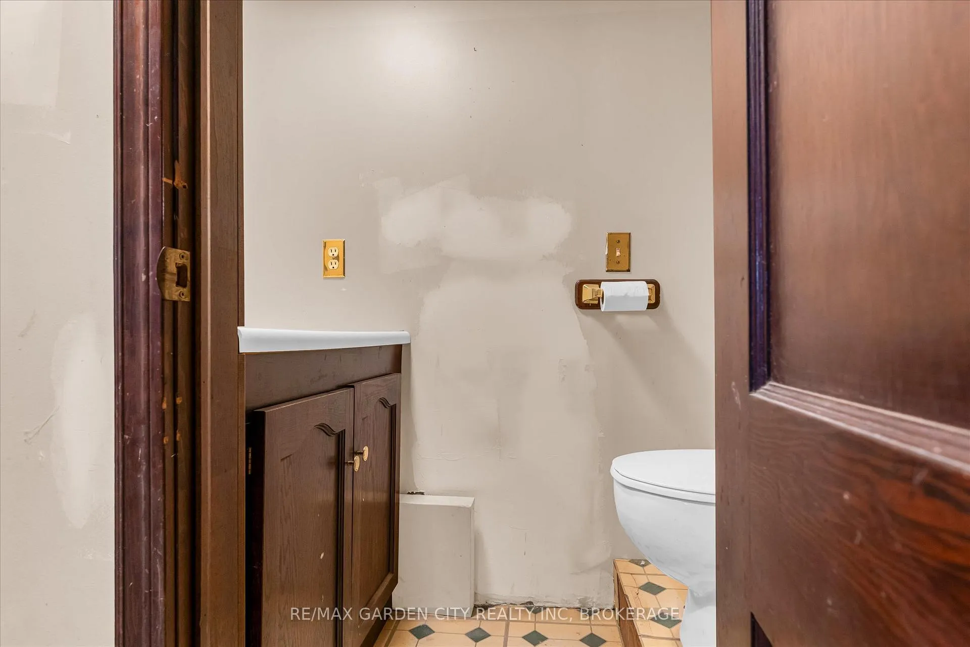 Photo 12 of 16 Ida Street, St. Catharines, E. Chester — HOMEH