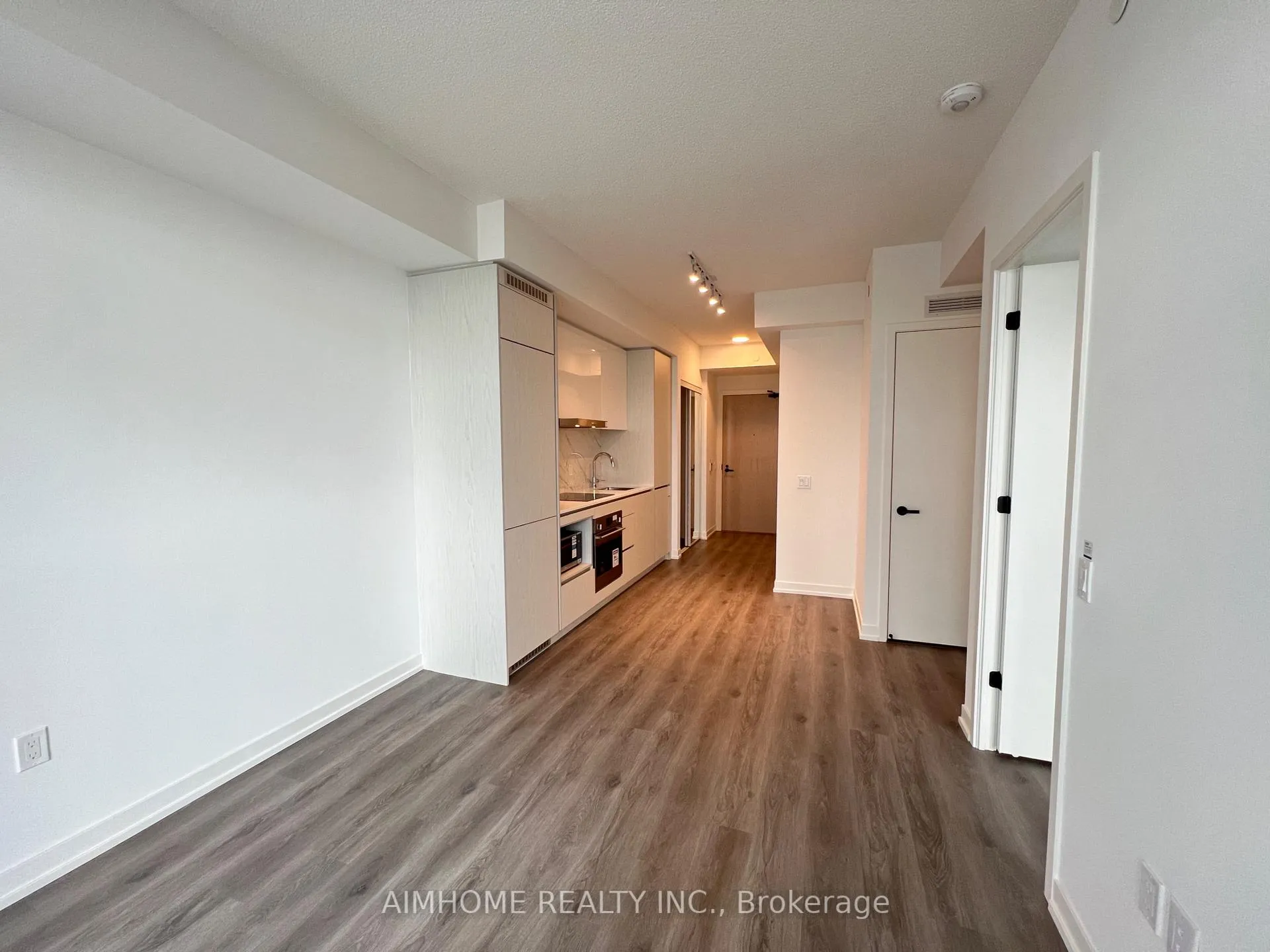 Photo 10 of Unit 1101, 28 Interchange Way, Vaughan, Vaughan Corporate Centre — HOMEH